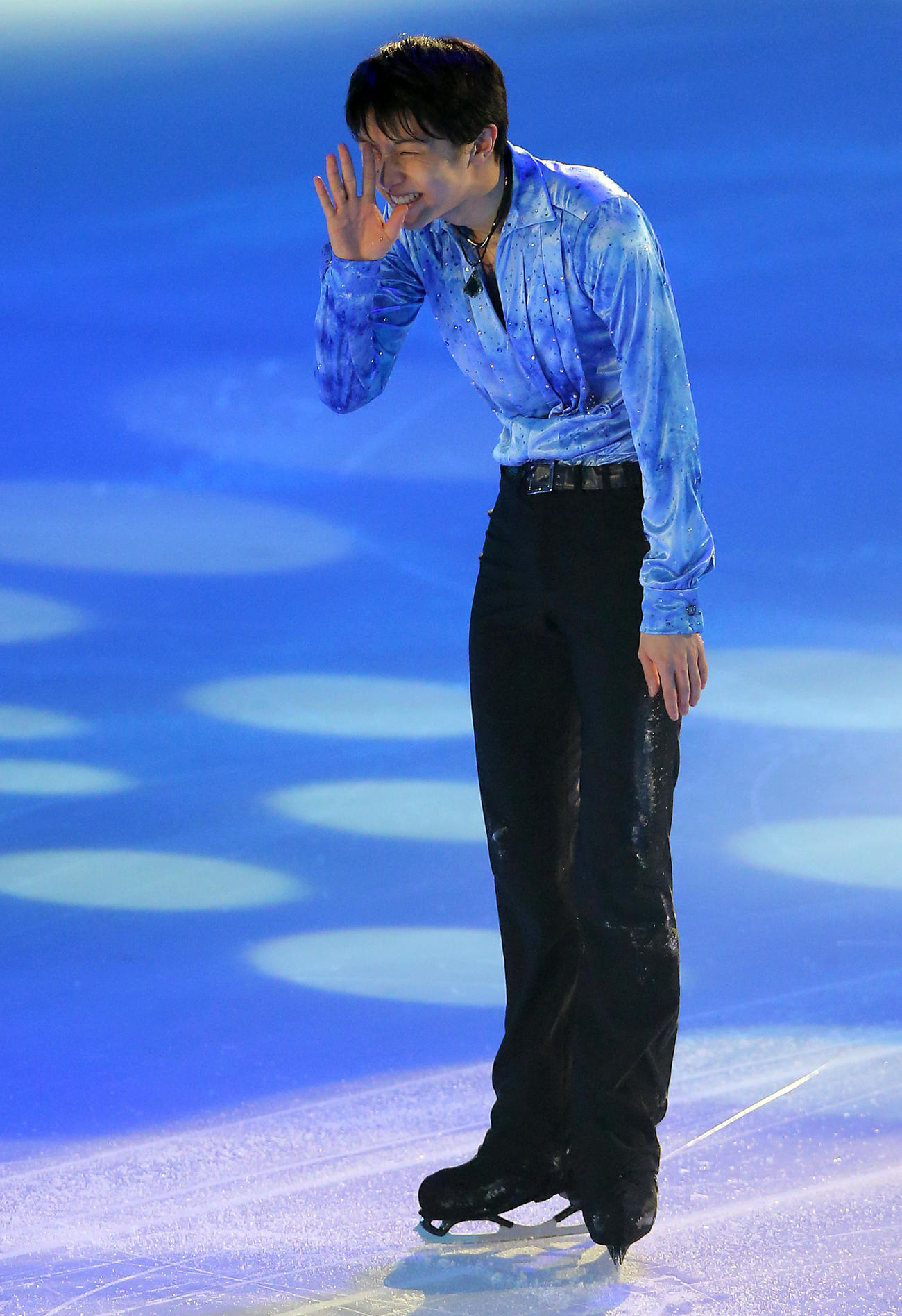 2015年6月12日「ドリーム・オン・アイス」　オープニングで転倒した羽生は、観客へ笑顔で「ごめんなさい」のポーズをとる