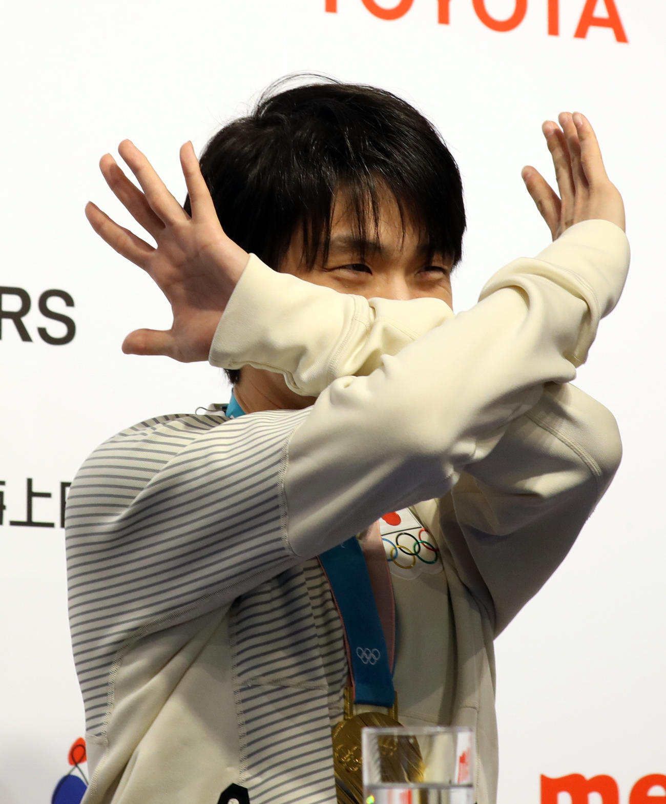 2018年2月18日平昌五輪　会見でおどける金メダル羽生結弦