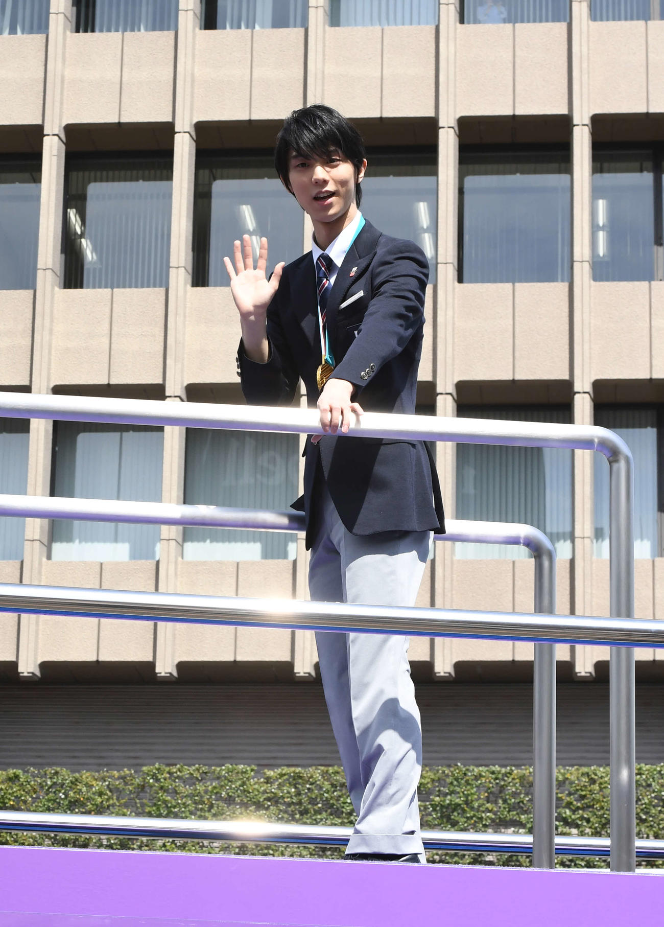 2018年4月22日　仙台市祝賀パレードでパレードカーに乗って沿道のファンに手を振る羽生結弦