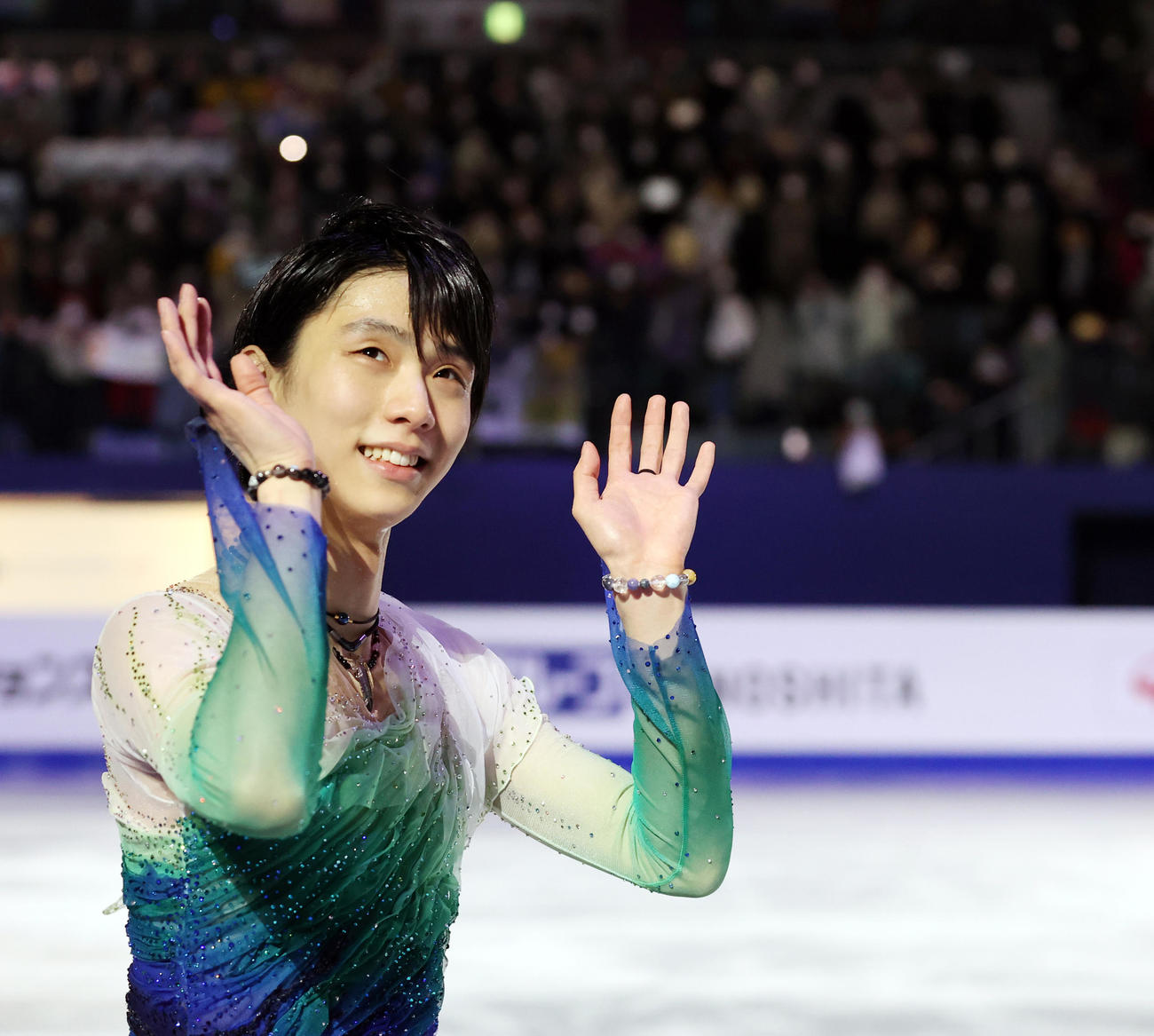 2020年2月9日フィギュアスケート4大陸選手権　エキシビション後の場内のあいさつで、笑顔で手を振る羽生結弦