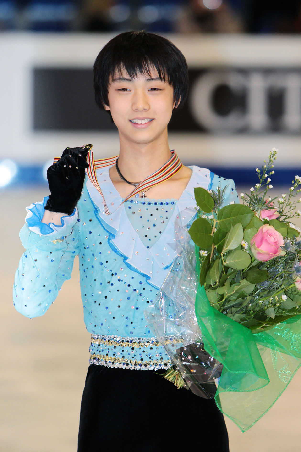 2010年3月、世界ジュニア選手権で優勝した15歳の羽生（共同）