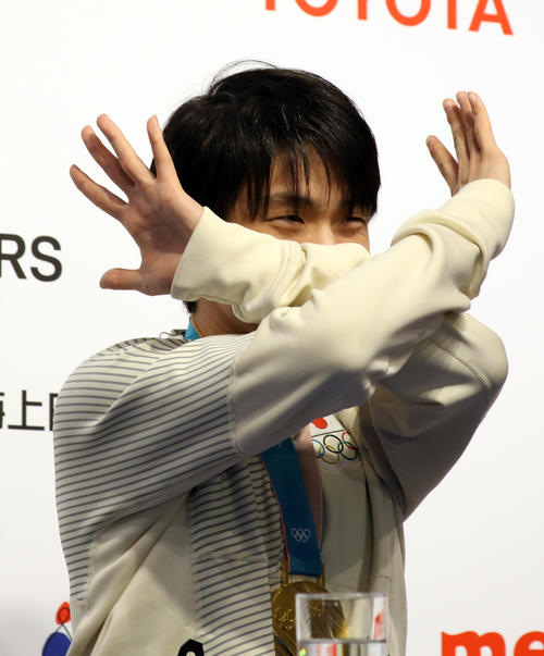 2018年2月18日平昌五輪　会見でおどける金メダル羽生結弦