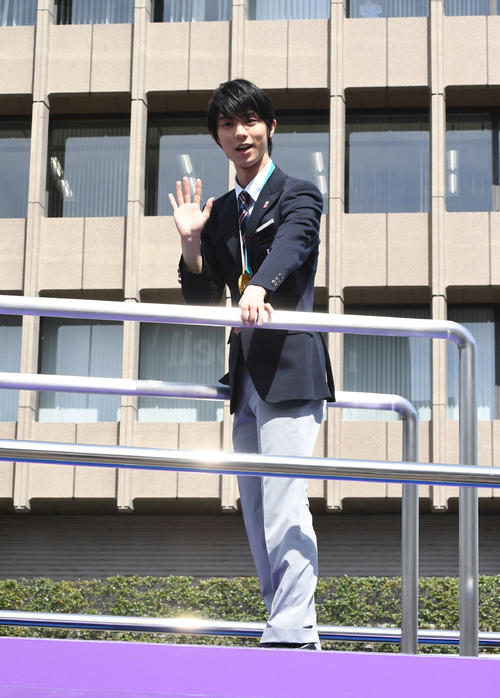 2018年4月22日　仙台市祝賀パレードでパレードカーに乗って沿道のファンに手を振る羽生結弦
