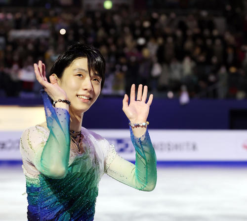 2020年2月9日フィギュアスケート4大陸選手権　エキシビション後の場内のあいさつで、笑顔で手を振る羽生結弦