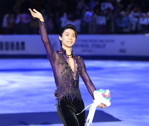 2019年12月7日フィギュアスケート・グランプリ（GP）ファイナル　第3日・男子フリー　表彰式で、笑顔で手を振る羽生結弦