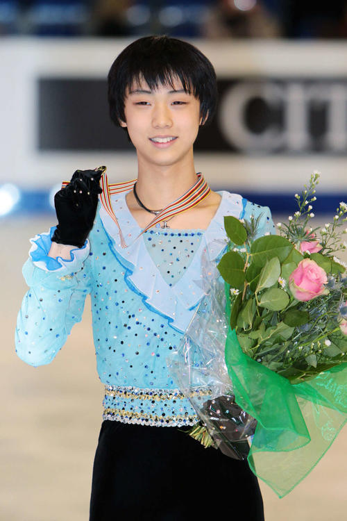 2010年3月、世界ジュニア選手権で優勝した15歳の羽生（共同）