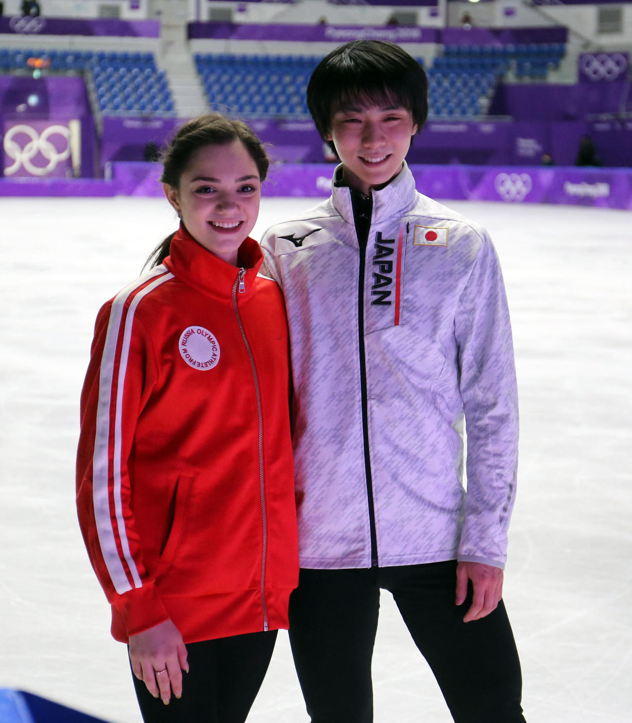 2018年2月、平昌五輪エキシビション練習で羽生と記念撮影するメドベージェワ（左）（撮影・PNP）