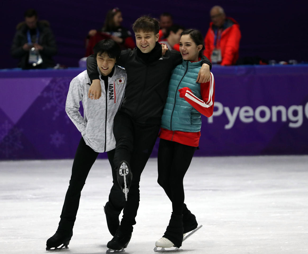 平昌五輪エキシビジョンの練習中に肩を組んで笑顔を見せる、左から羽生、ジー、メドベージェワ（2018年2月撮影・PNP）