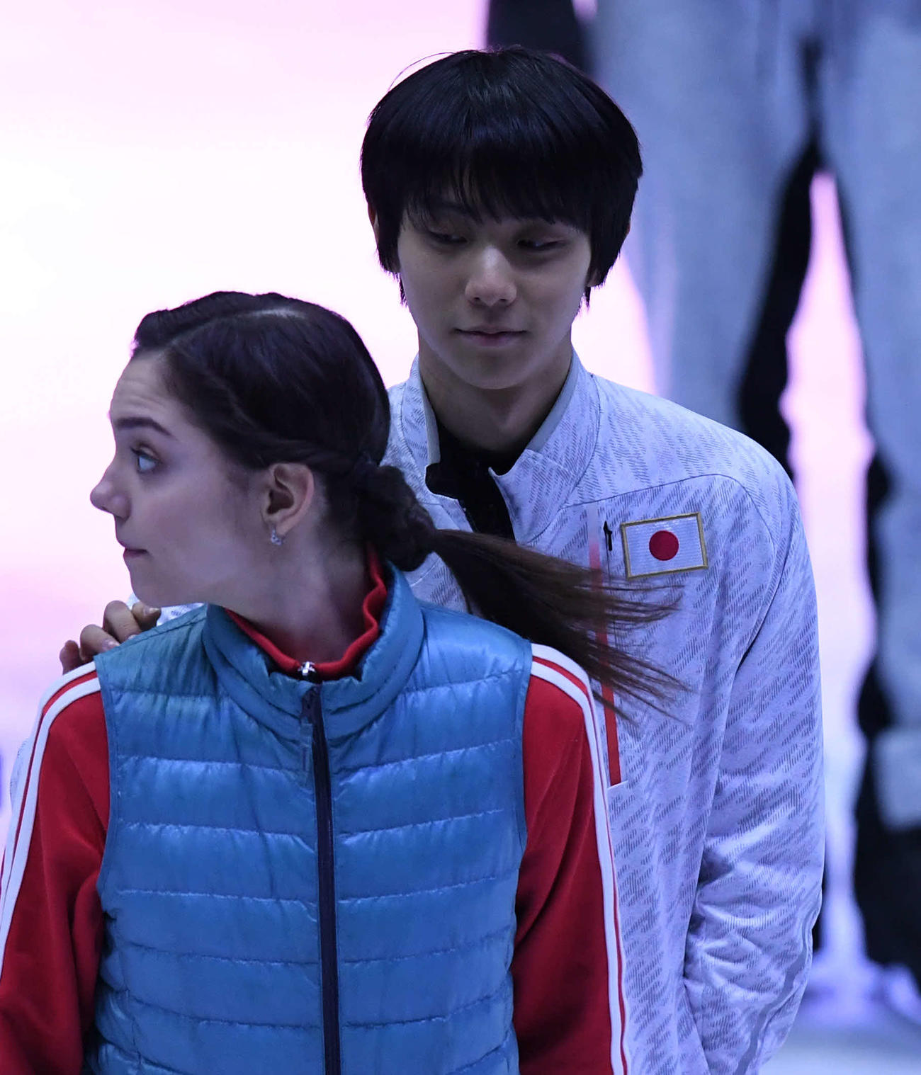 2018年2月、平昌五輪エキシビションの練習中にメドベージェワの肩を突いて位置取りの間違いを伝える羽生