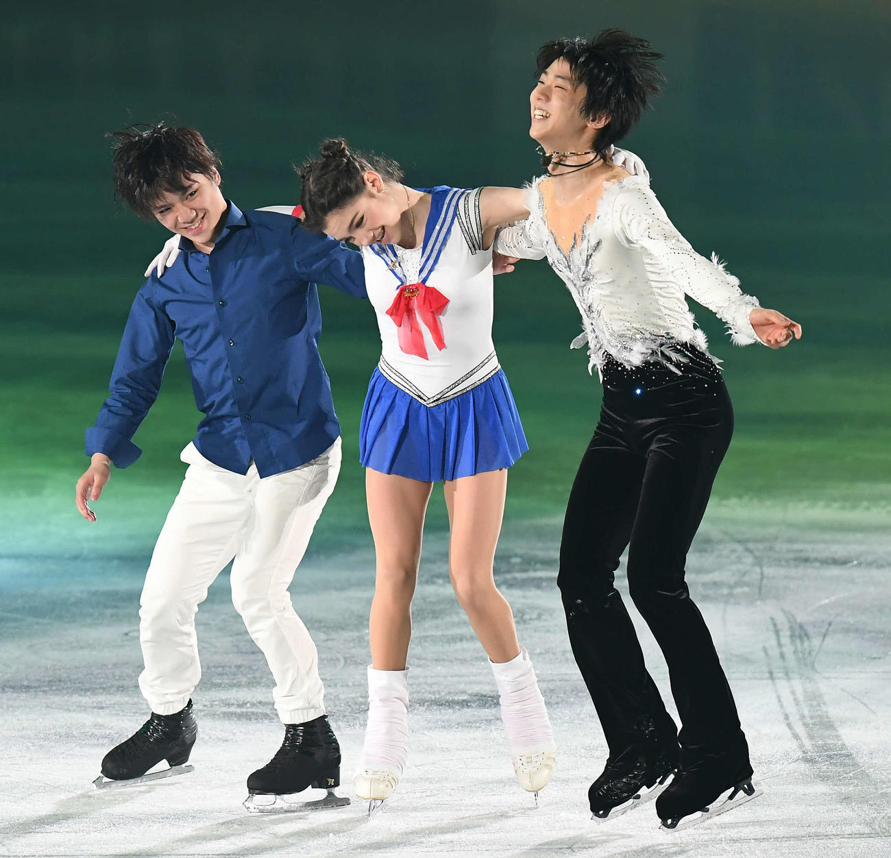 2017年4月、フィギュアスケート世界国別対抗戦　エキシビションのフィナーレでメドベージェワと宇野と一緒にはしゃぐ羽生（右）