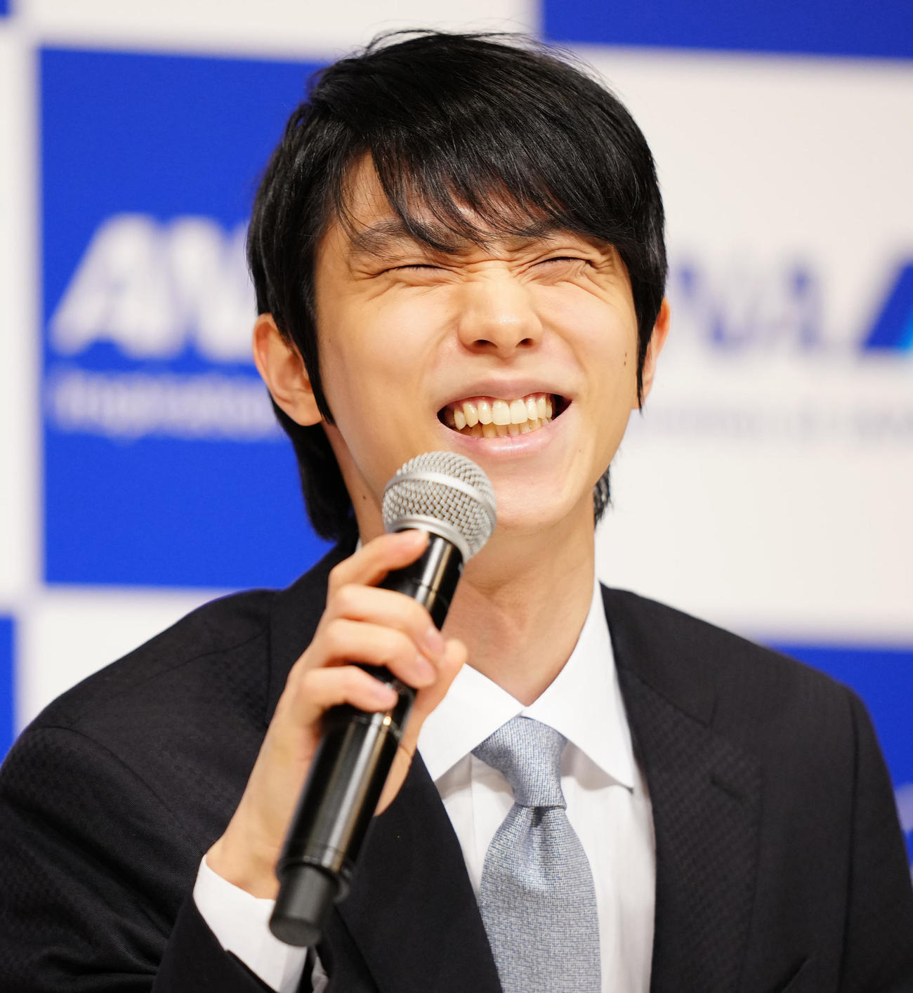 プロ転向の決意を表明した記者会見で笑顔を見せる羽生（撮影・江口和貴）