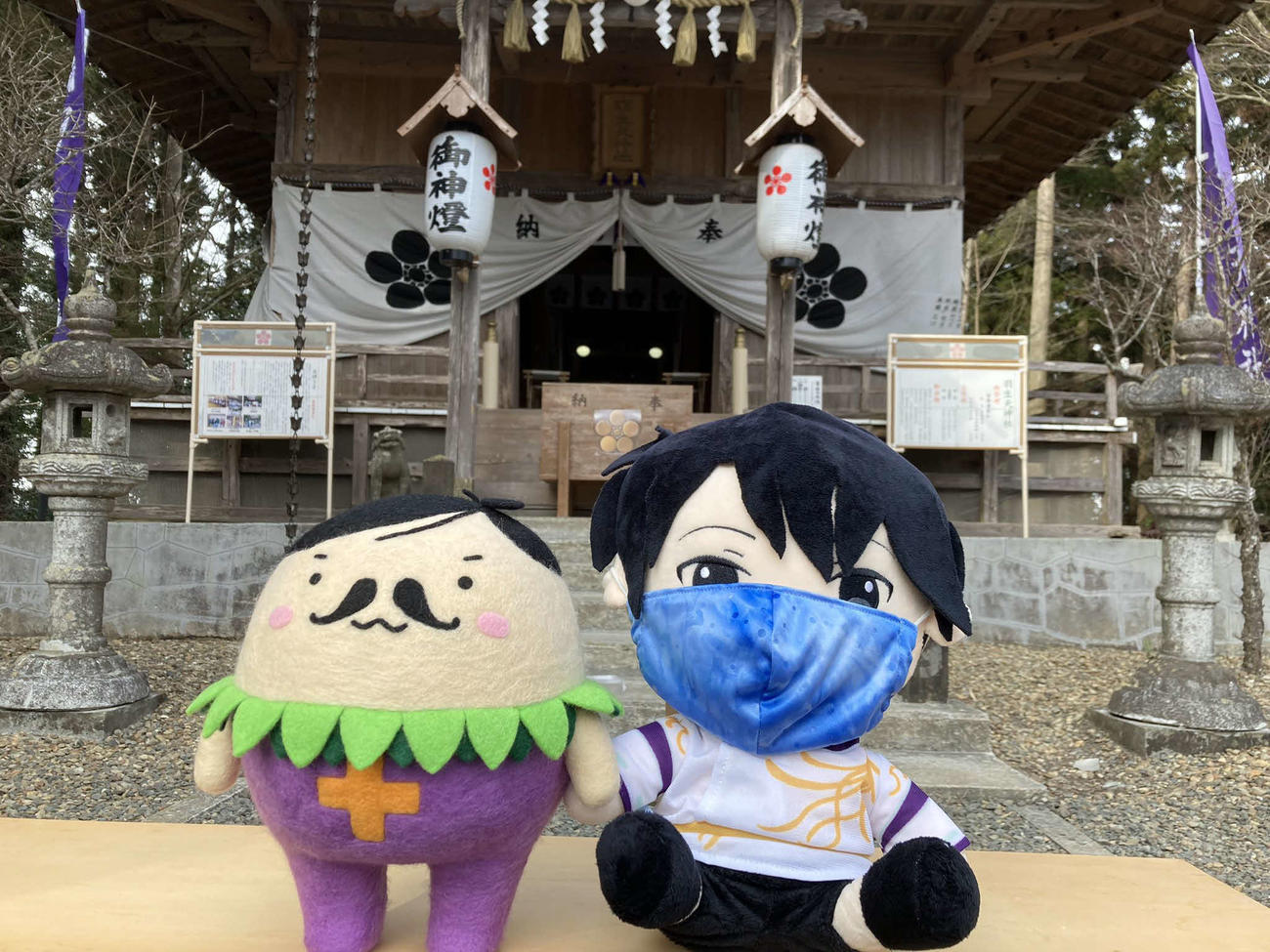 羽生天神社に参拝に訪れた大郷町のゆるキャラ「常のモロ」（左）と宮司がファンから貰ったという羽生結弦の縫いぐるみ（羽生天神社提供）