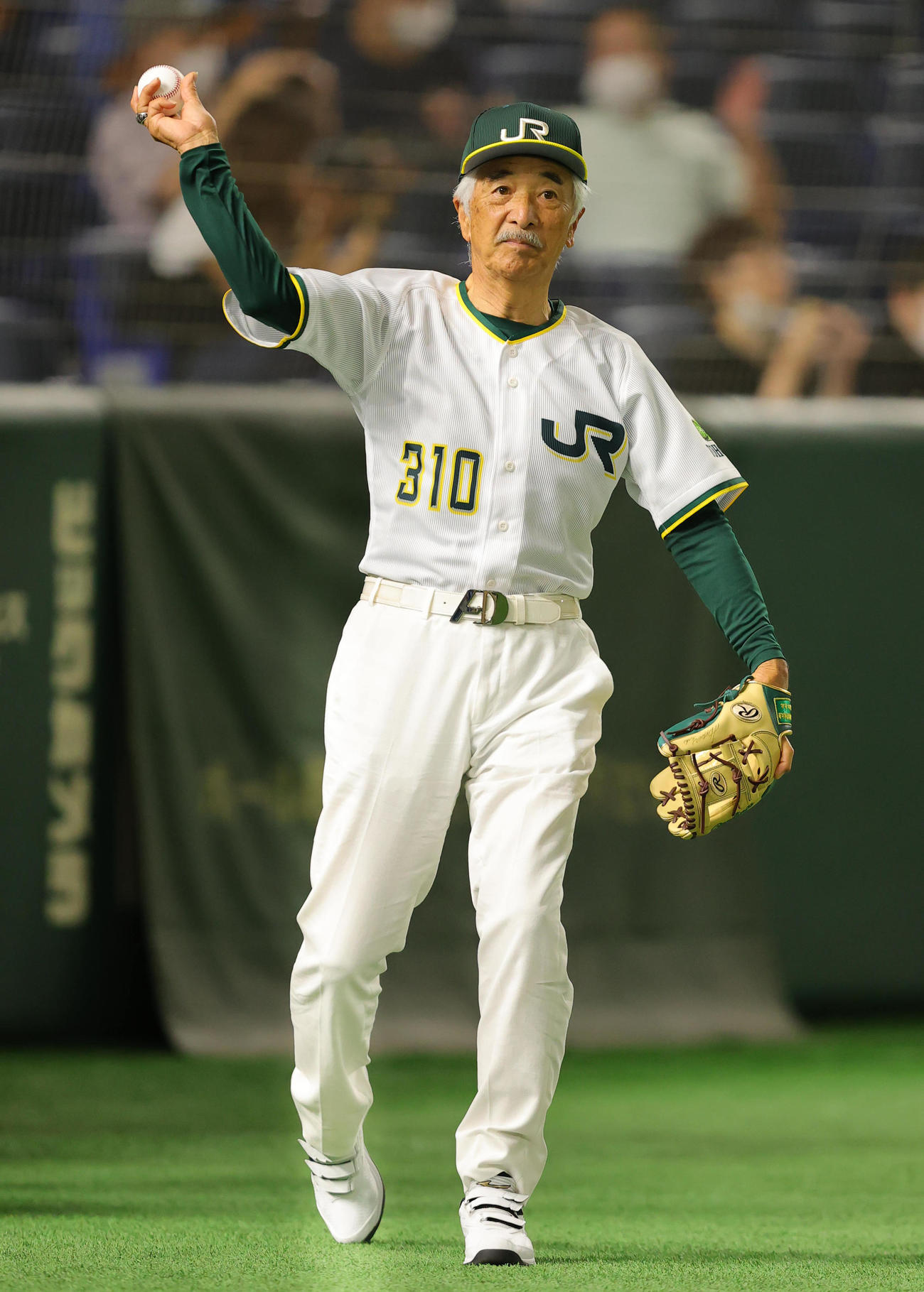 NTT西日本対JR東日本東北　始球式に登場したさとう宗幸（撮影・野上伸悟）