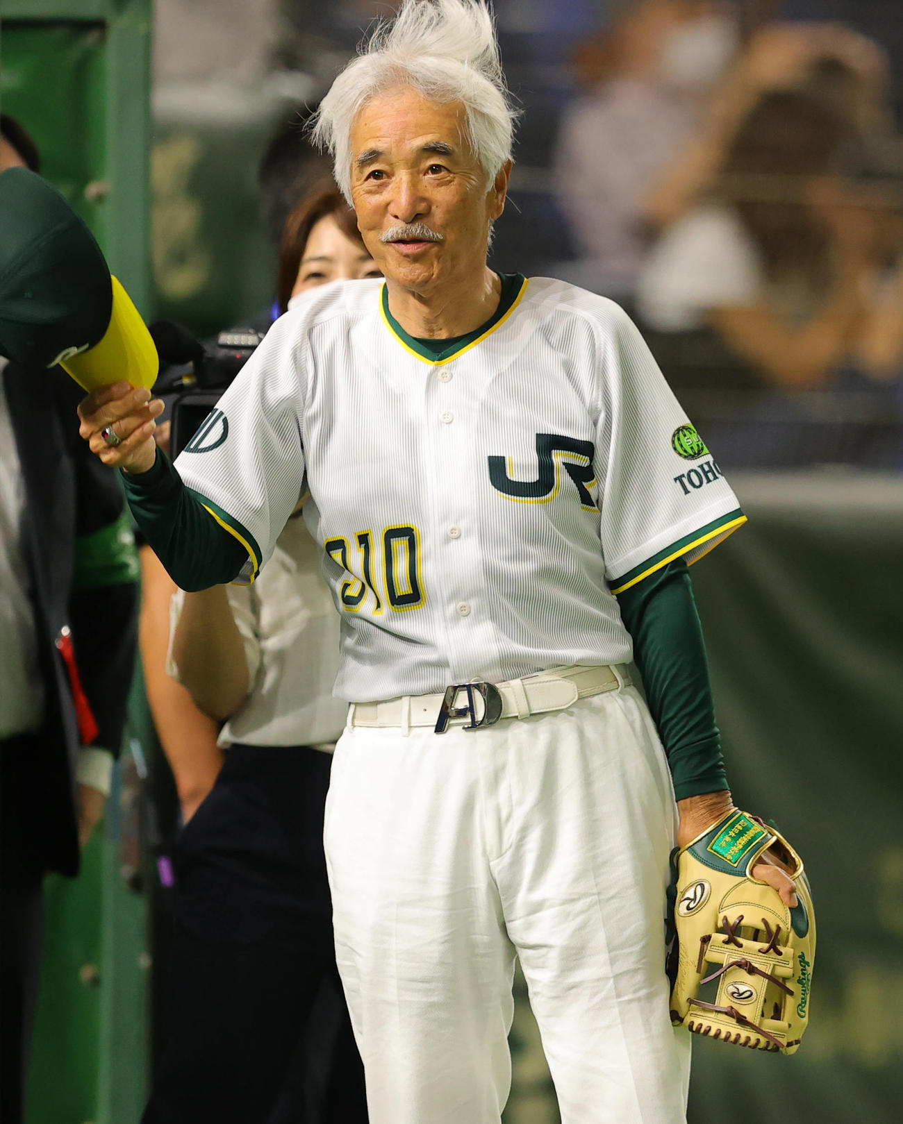 NTT西日本対JR東日本東北　始球式に登場したさとう宗幸（撮影・野上伸悟）