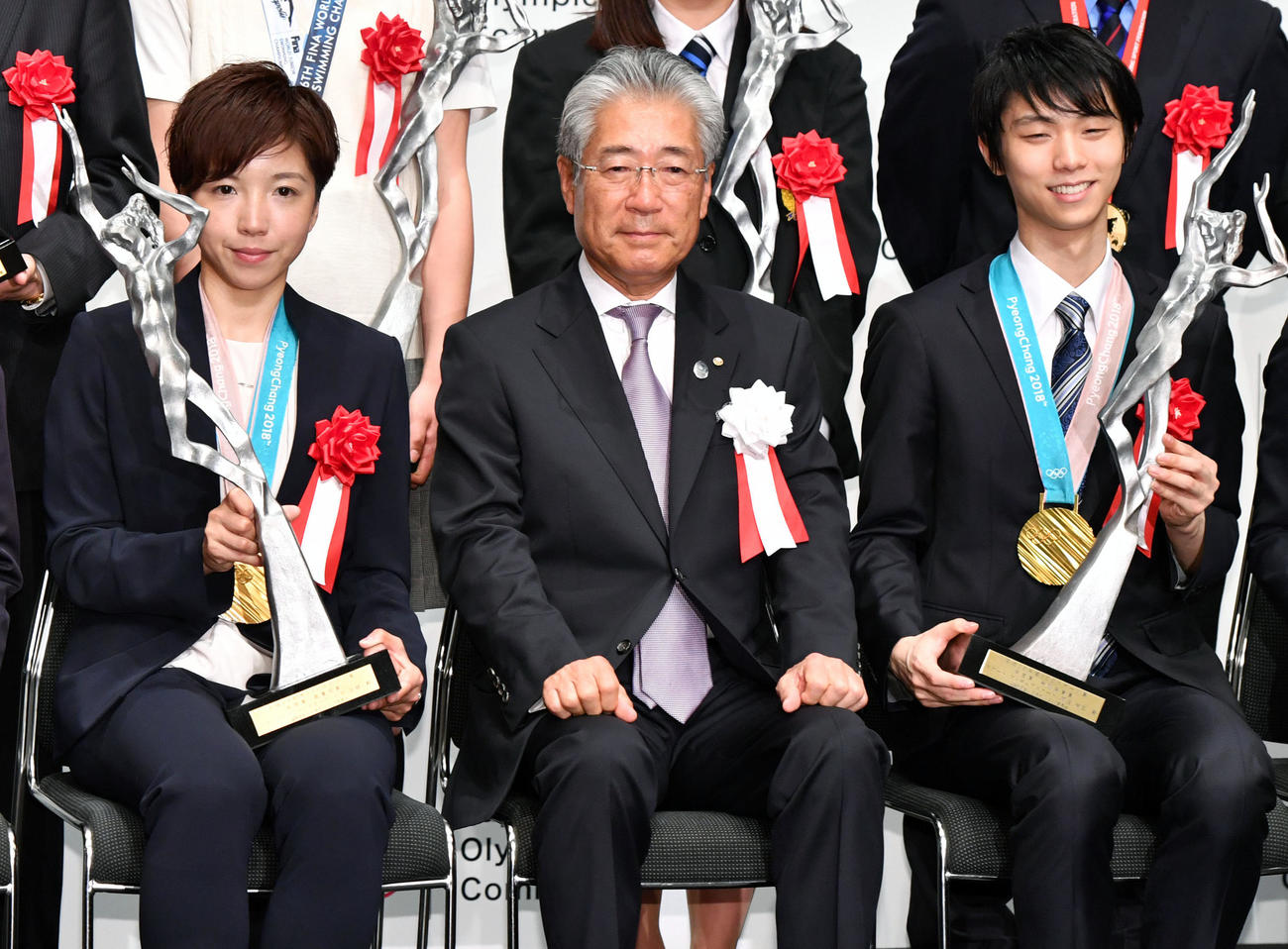 平成29年度JOCスポーツ賞表彰式で笑顔で写真に納まる、左から小平奈緒、竹田恒和会長、羽生結弦（2018年6月8日撮影）