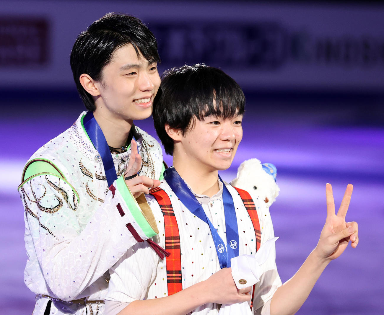 4大陸選手権・男子フリーの演技後、羽生結弦（左）に声を掛けられ笑顔を見せる銅メダルの鍵山優真（2020年2月9日撮影）