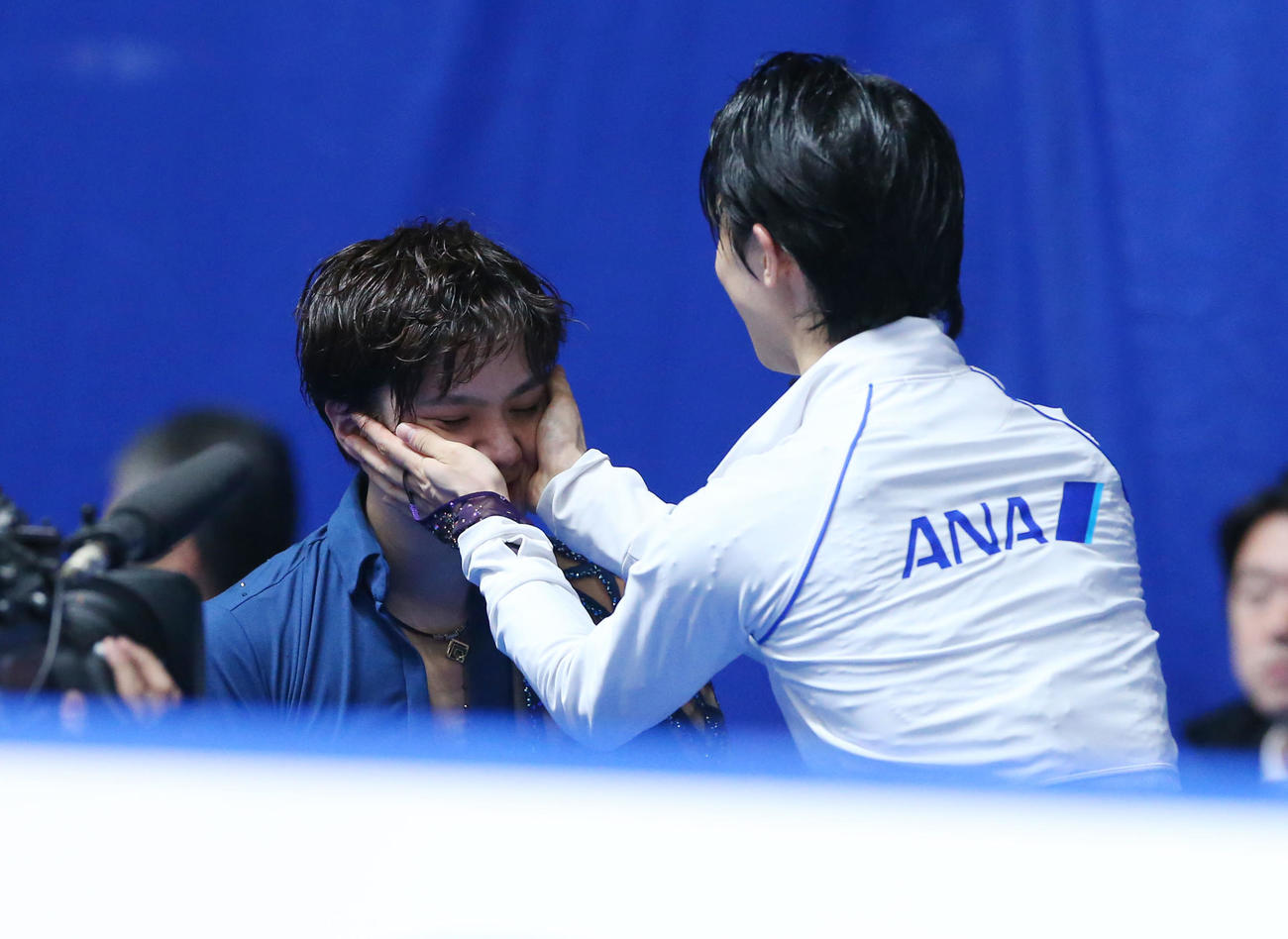 フィギュアスケート全日本選手権　最終日・男子フリー　表彰式前、羽生結弦（右）に言葉をかけられる宇野昌磨（2019年12月22日撮影）