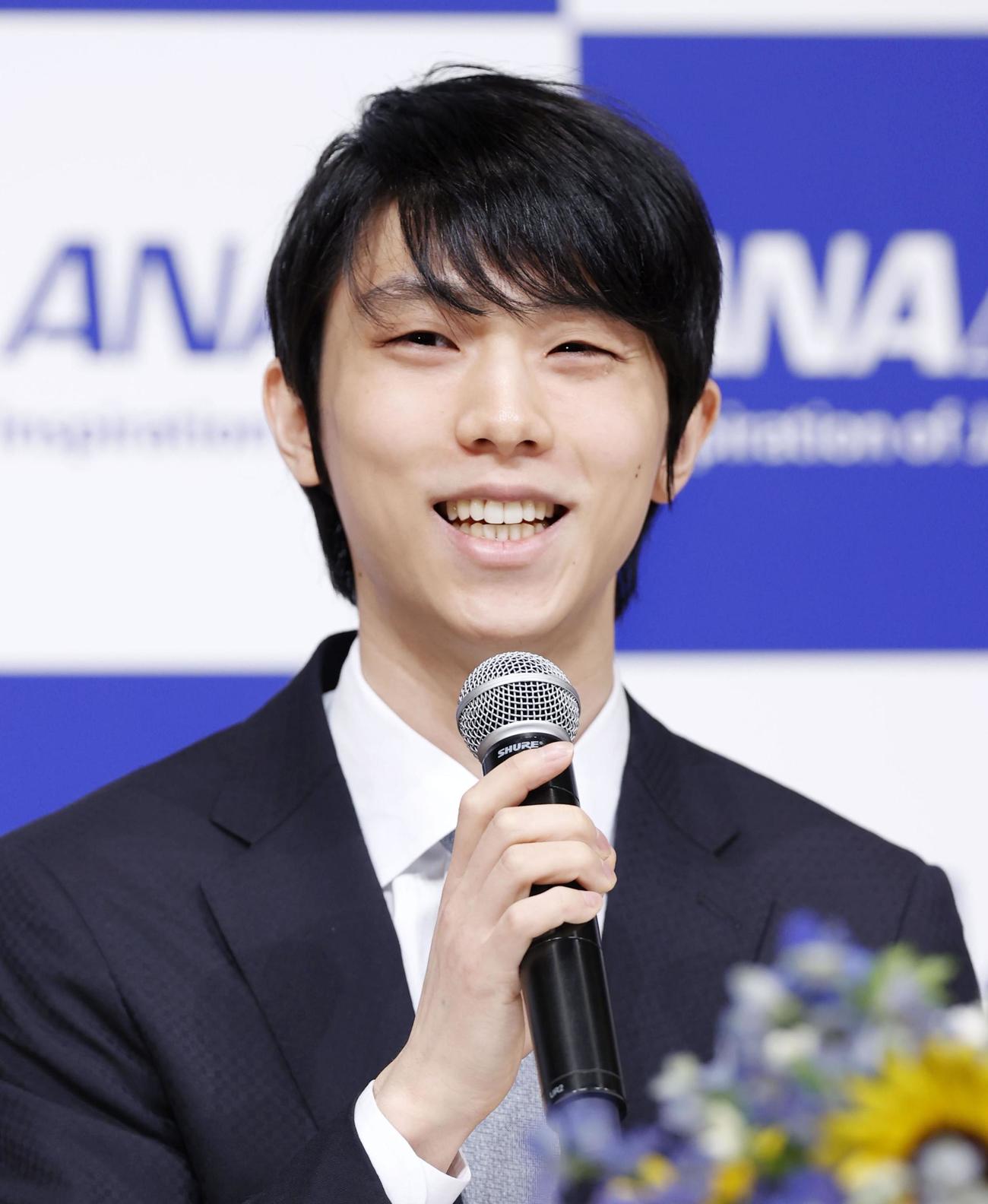 記者会見で笑顔を見せるフィギュアスケート男子の羽生結弦（共同）
