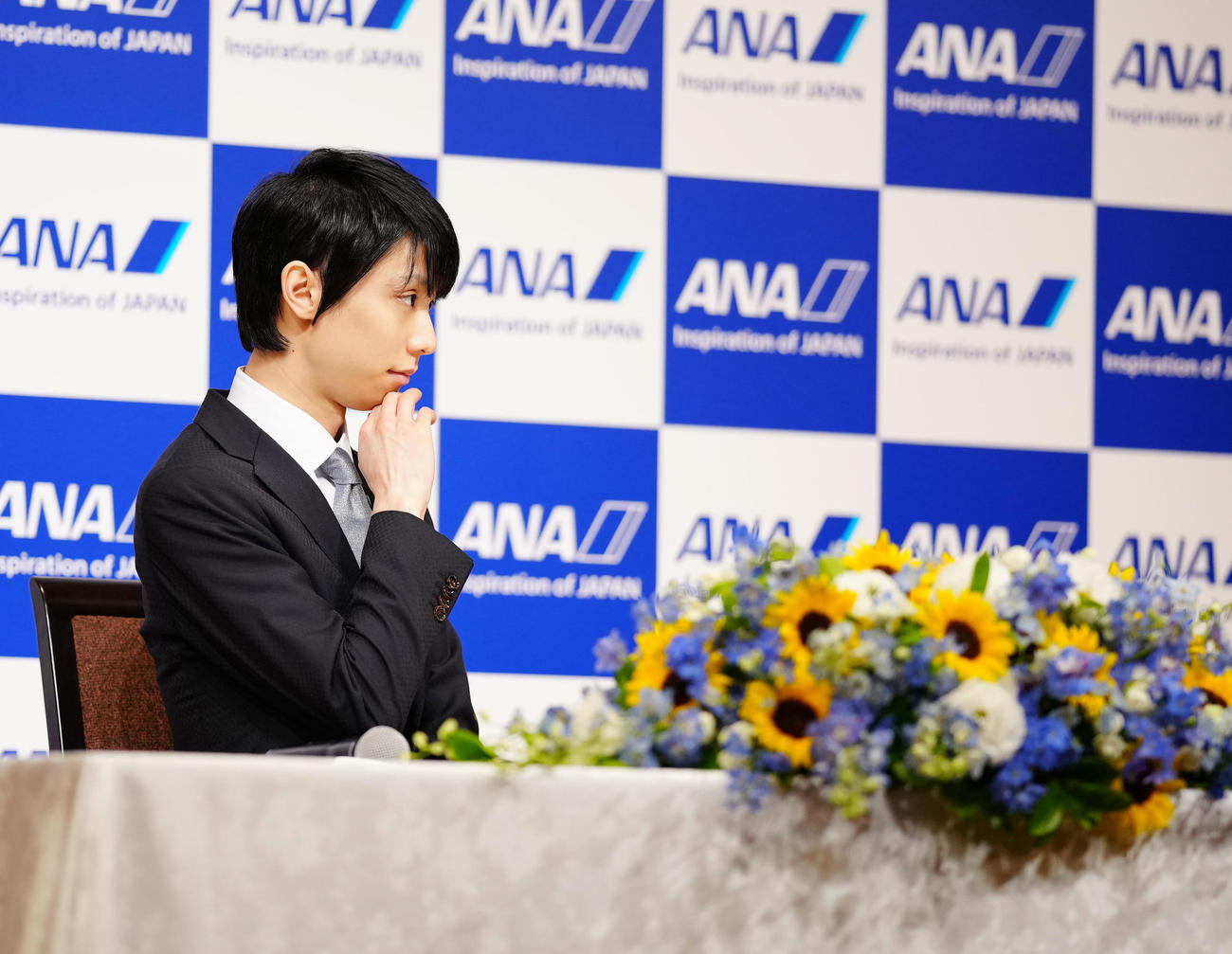 記者会見でプロ転向を表明した羽生（撮影・江口和貴）
