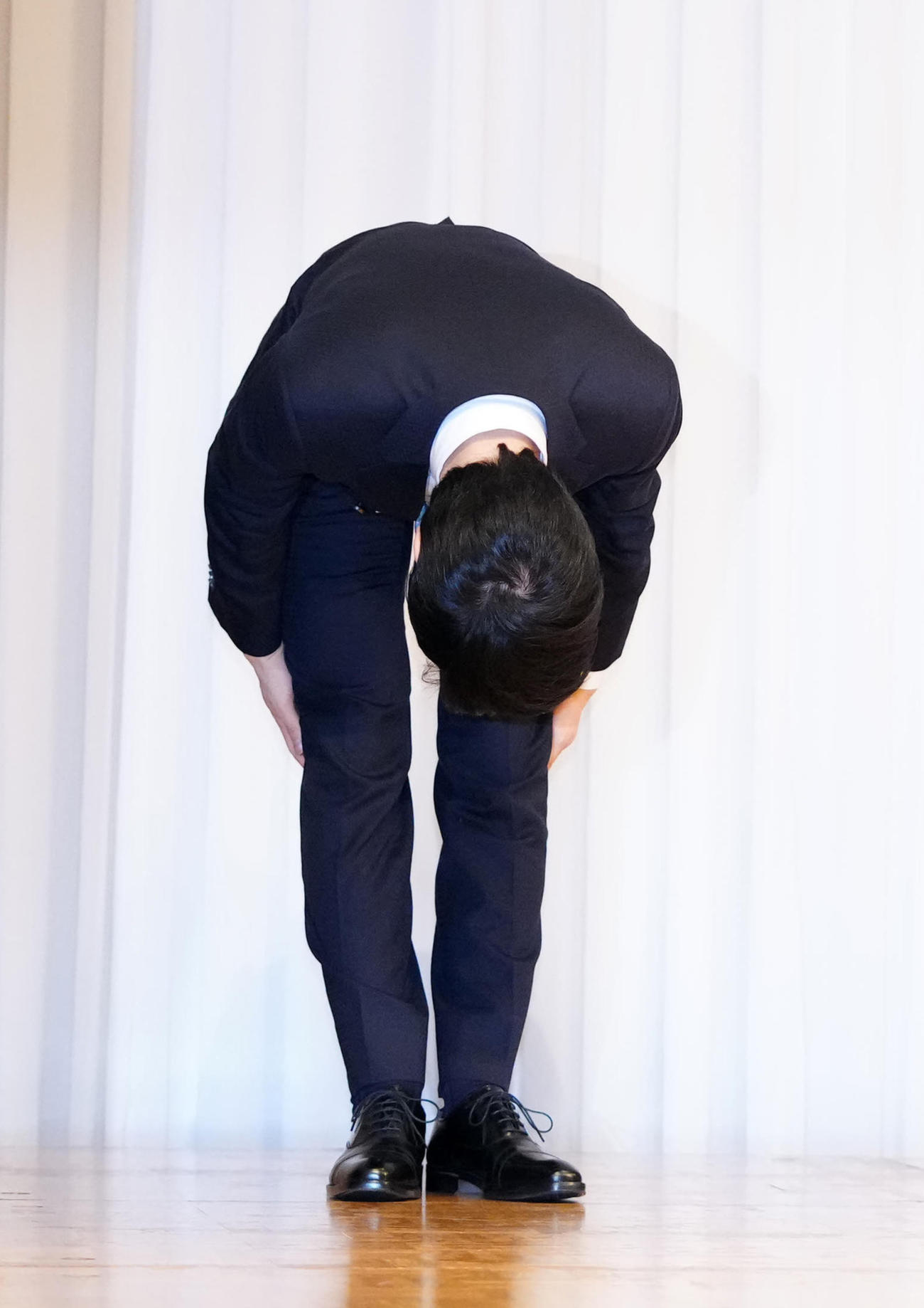 19日、記者会見後、一礼する羽生さん（撮影・江口和貴）