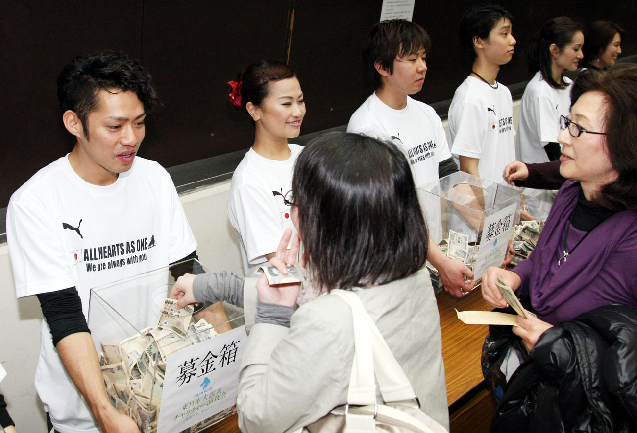 11年4月、チャリティー演技会を終え募金箱を手に義援金を募る羽生さん（左から4人目）ら