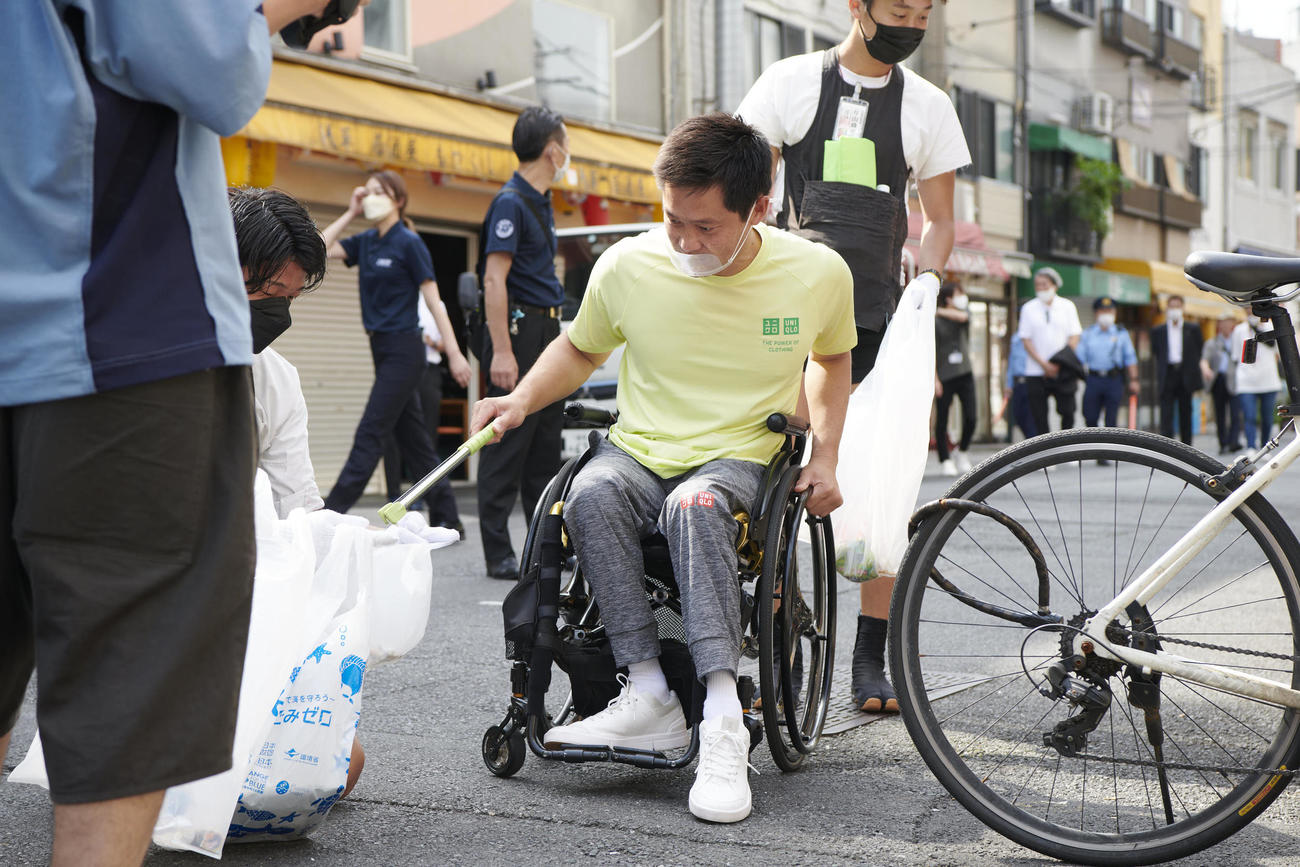 ユニクロのごみ拾い活動でごみを拾う国枝　　