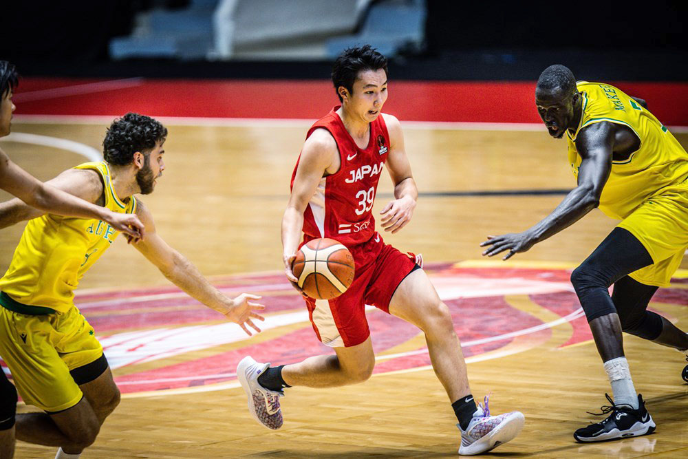 準々決勝のオーストラリア戦で突破を図る富永（中央）（国際バスケットボール連盟提供・共同）
