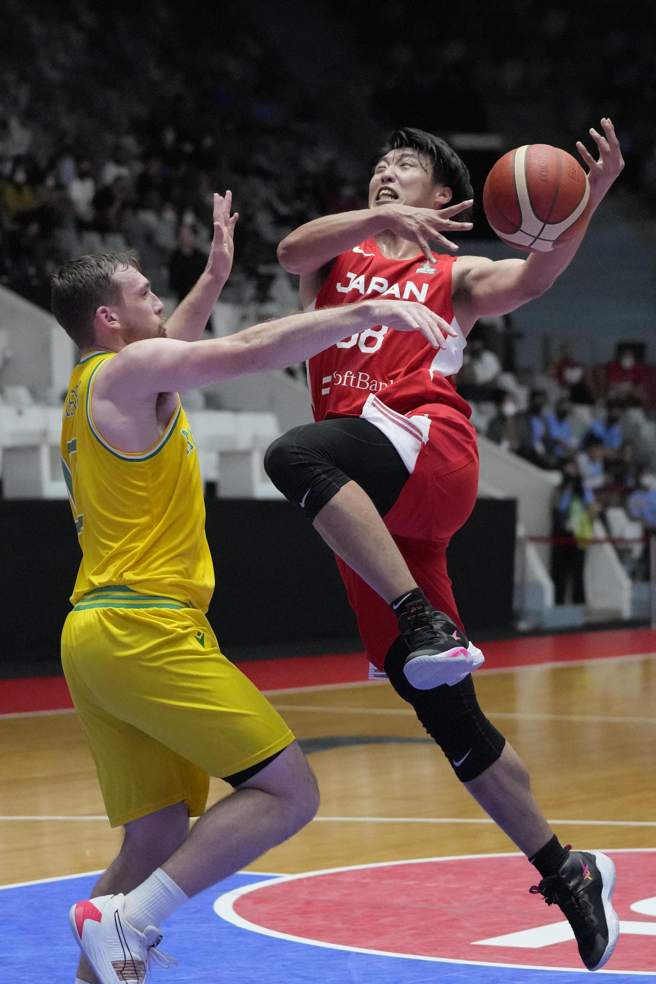 オーストラリア戦でプレーする張本天傑（右）（AP）
