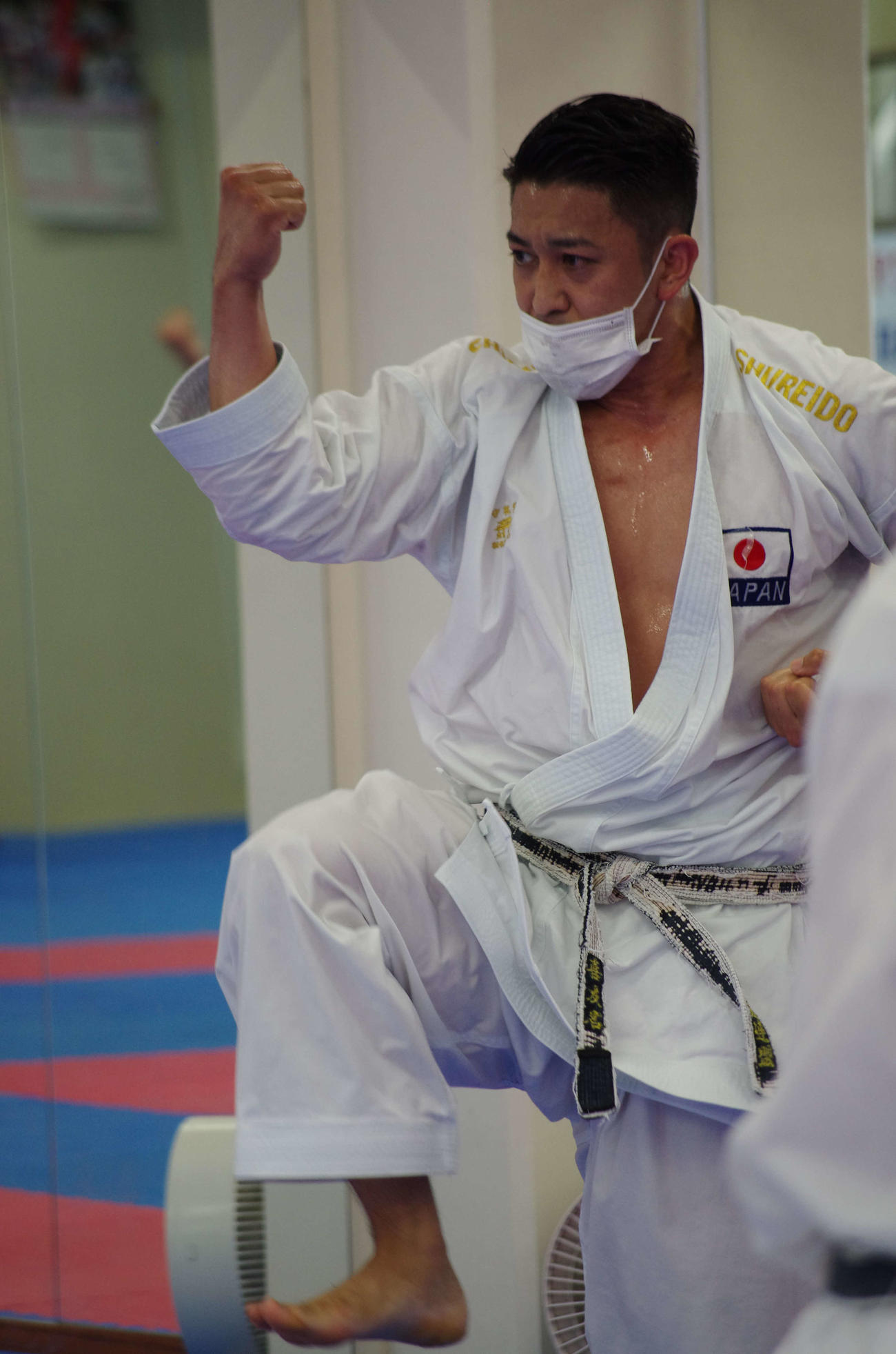 汗まみれになって稽古に励む東京五輪空手男子形金メダルの喜友名（撮影・奥岡幹浩）
