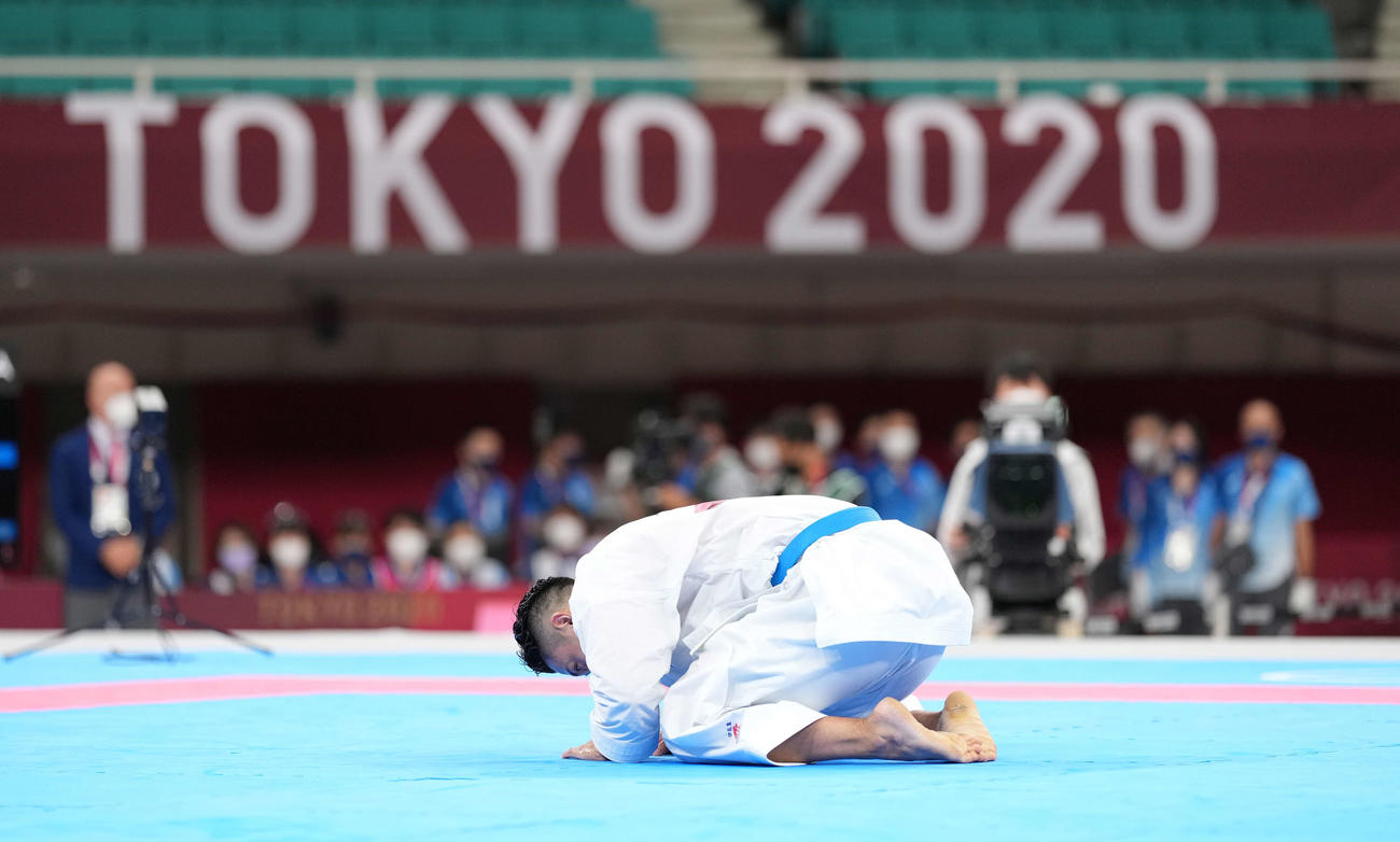 2021年8月6日、空手男子形決勝で金メダルを決めた喜友名は、畳に正座し一礼する