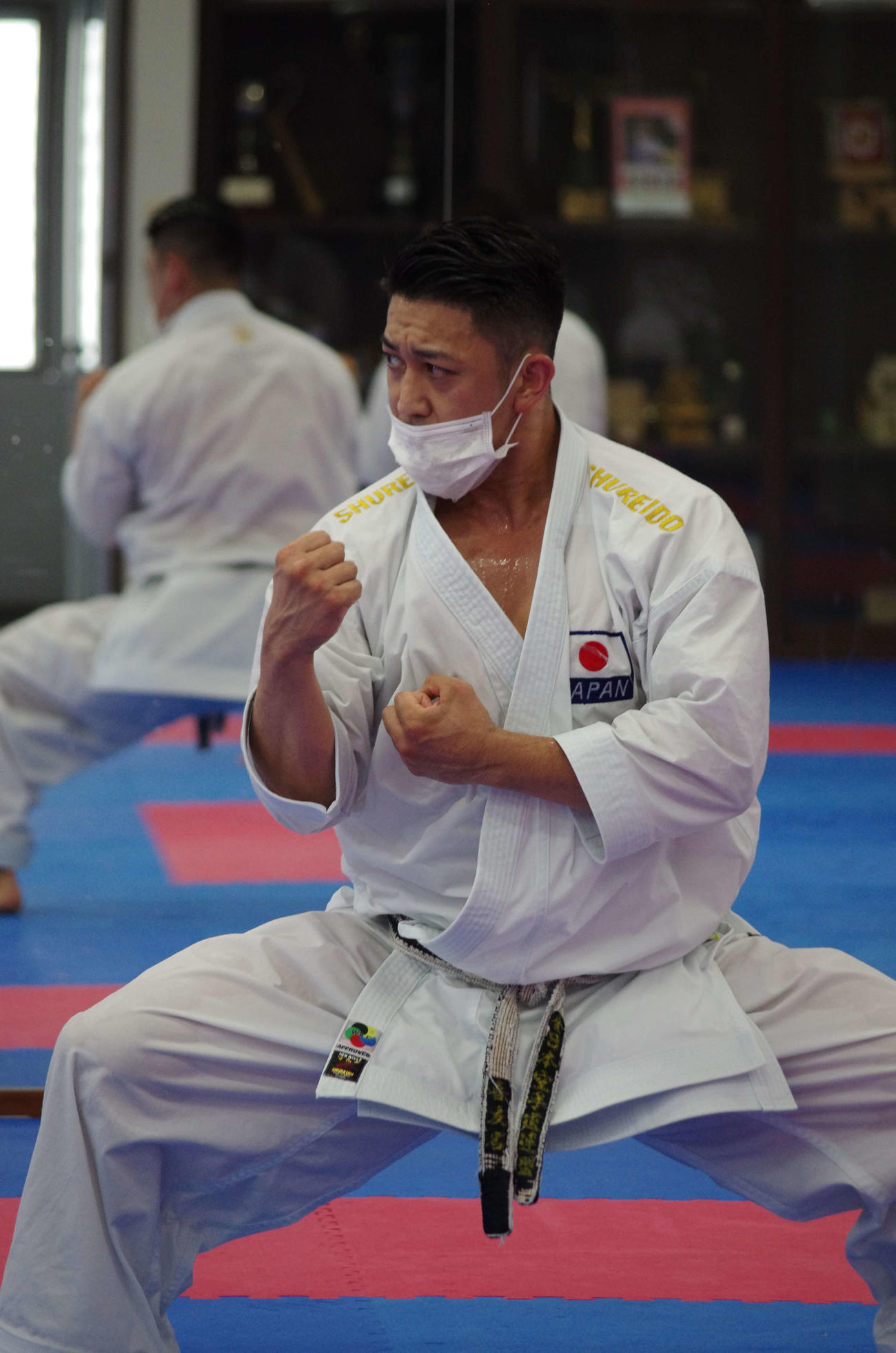 那覇の道場で稽古に励む、東京五輪空手男子形金メダルの喜友名（撮影・奥岡幹浩）