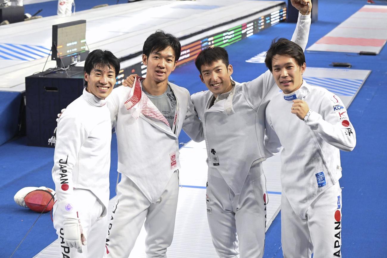 男子エペ団体準々決勝で中国に勝利した日本の（左から）加納、松本、見延、山田（共同）