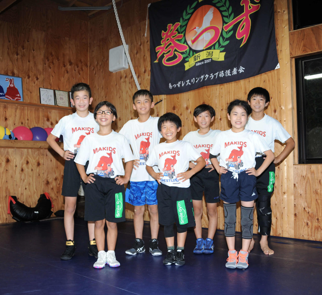 全国少年少女レスリング選手権に出場する巻っずレスリングクラブのメンバー。前列左から本名、大地、北村映、後列左から北村芳、堤、阿部、堀内