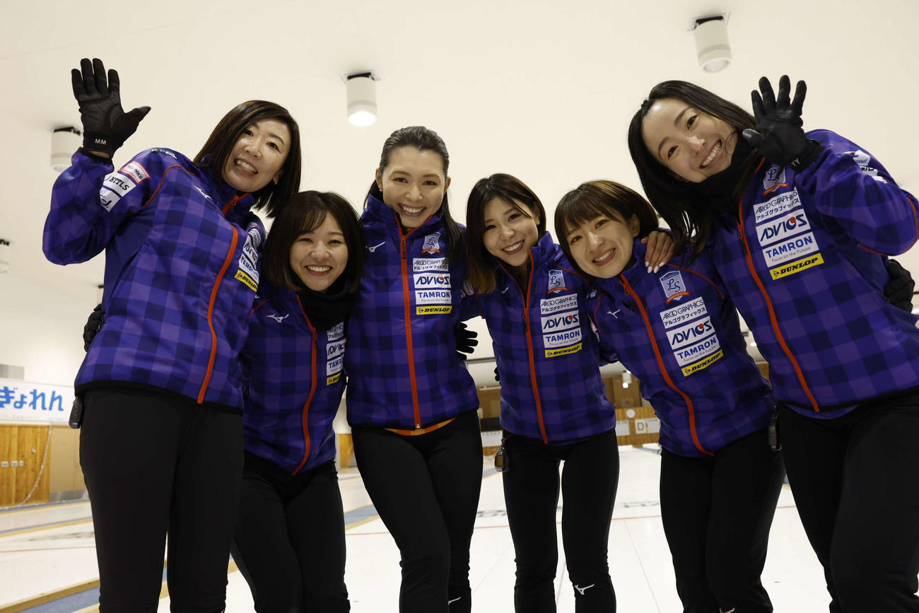 写真左からロコ・ソラーレの石崎、吉田知、本橋代表理事、吉田夕、鈴木、藤沢(C)Loco Solare