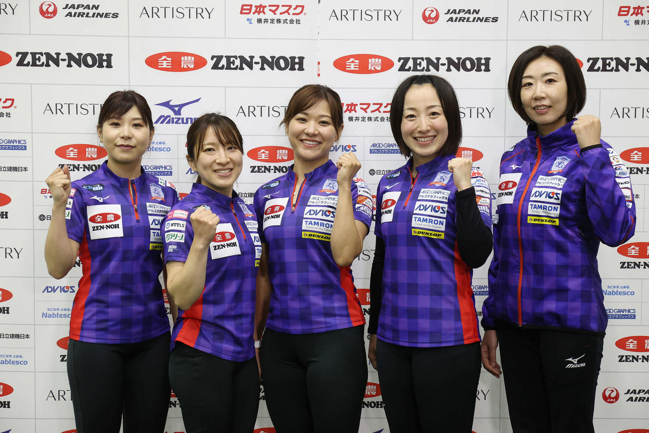 ロコ・ソラーレの、右から石崎琴美、藤沢五月、吉田知那美、鈴木夕湖、吉田夕梨花（2021年9月12日撮影）