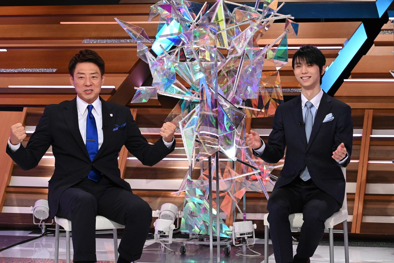 テレビ朝日系の緊急特番にスタジオ出演し、松岡修造氏と笑顔を見せる羽生結弦さん