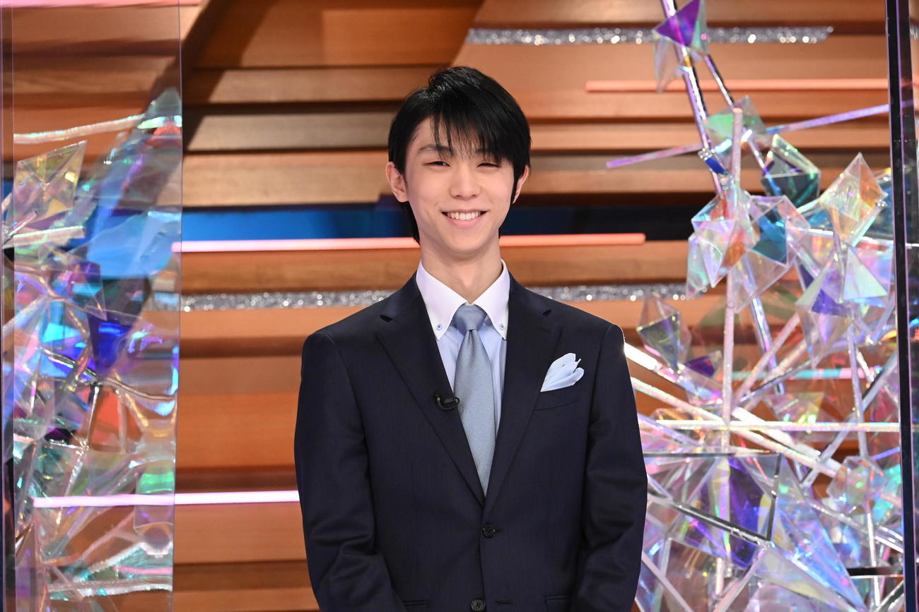 テレビ朝日系の緊急特番にスタジオ出演し、穏やかな笑顔を見せる羽生結弦さん