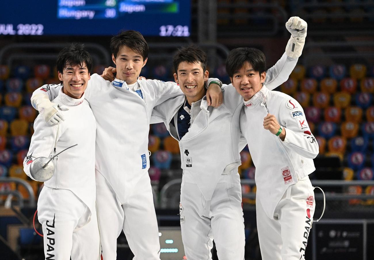 フェンシング世界選手権（カイロ）男子エペ団体の3位決定戦で勝ち、初の銅メダルをピスト上で喜ぶ左から加納虹輝、山田優、見延和靖、松本龍（日本協会提供）