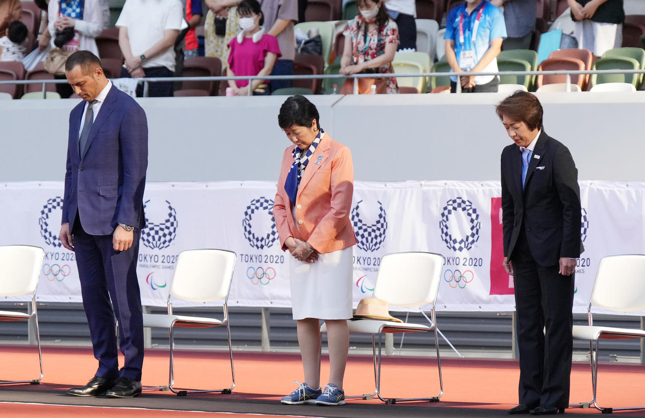 「東京2020オリンピック・パラリンピック1周年記念セレモニー」で安倍晋三氏を偲び黙とうをする、左から室伏スポーツ庁長官、小池都知事、橋本元東京2020組織員会会長（撮影・菅敏）