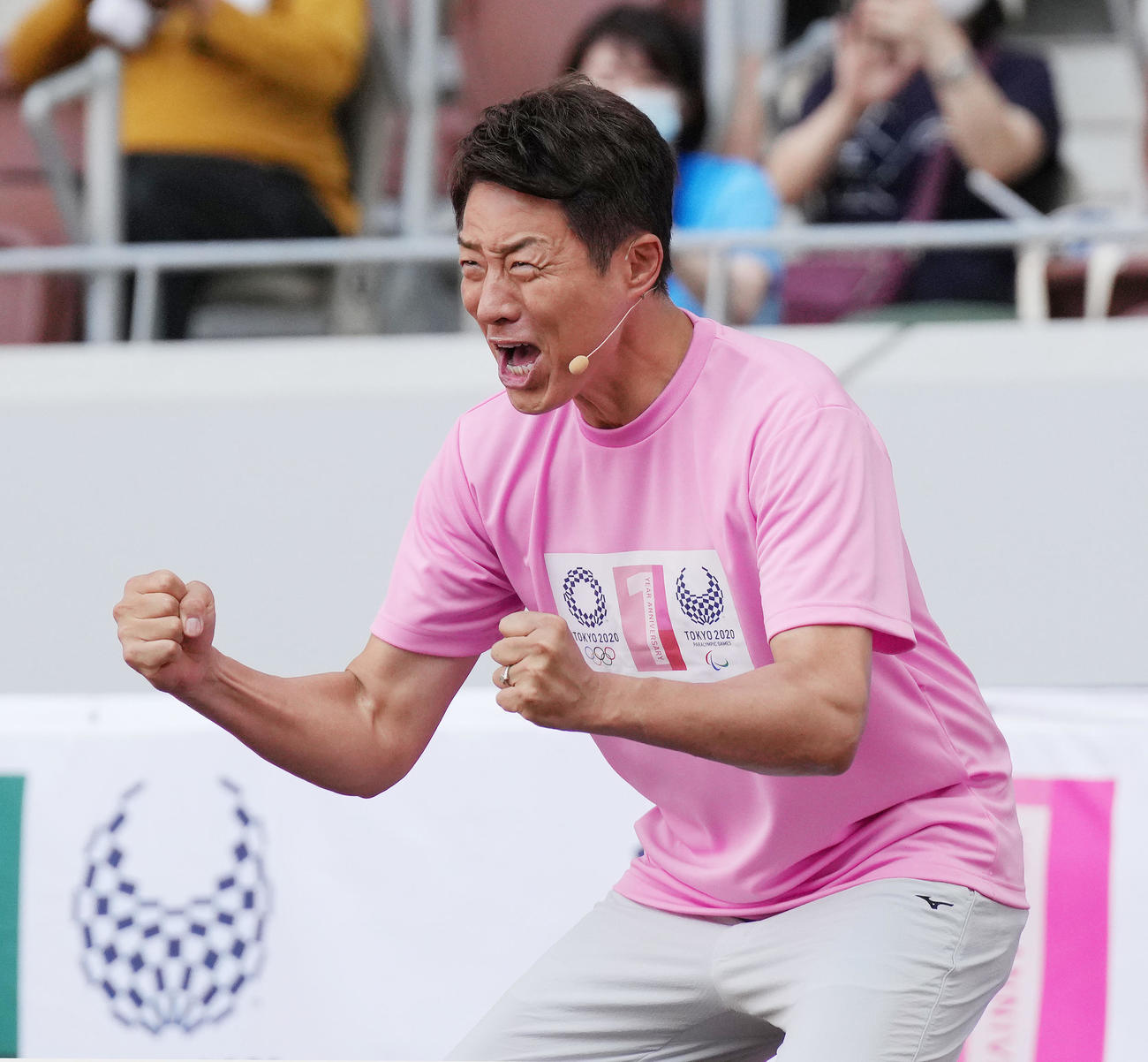 「東京2020オリンピック・パラリンピック1周年記念セレモニー」のセレモニーに登場し、会場を盛り上げる松岡修造（撮影・菅敏）