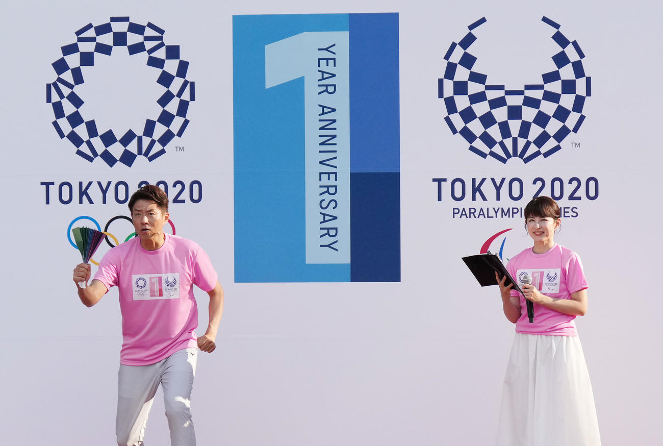 「東京2020オリンピック・パラリンピック1周年記念セレモニー」のセレモニーに登場し、会場を盛り上げる松岡修造（左）と平井理央（撮影・菅敏）
