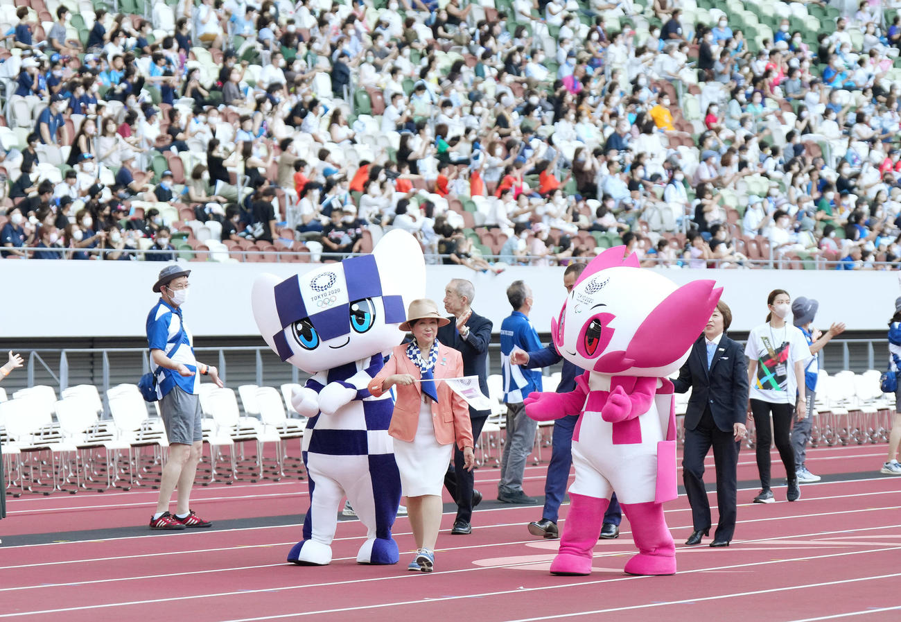 「東京2020オリンピック・パラリンピック1周年記念セレモニー」で場内を一周する小池都知事（中央）（撮影・菅敏）