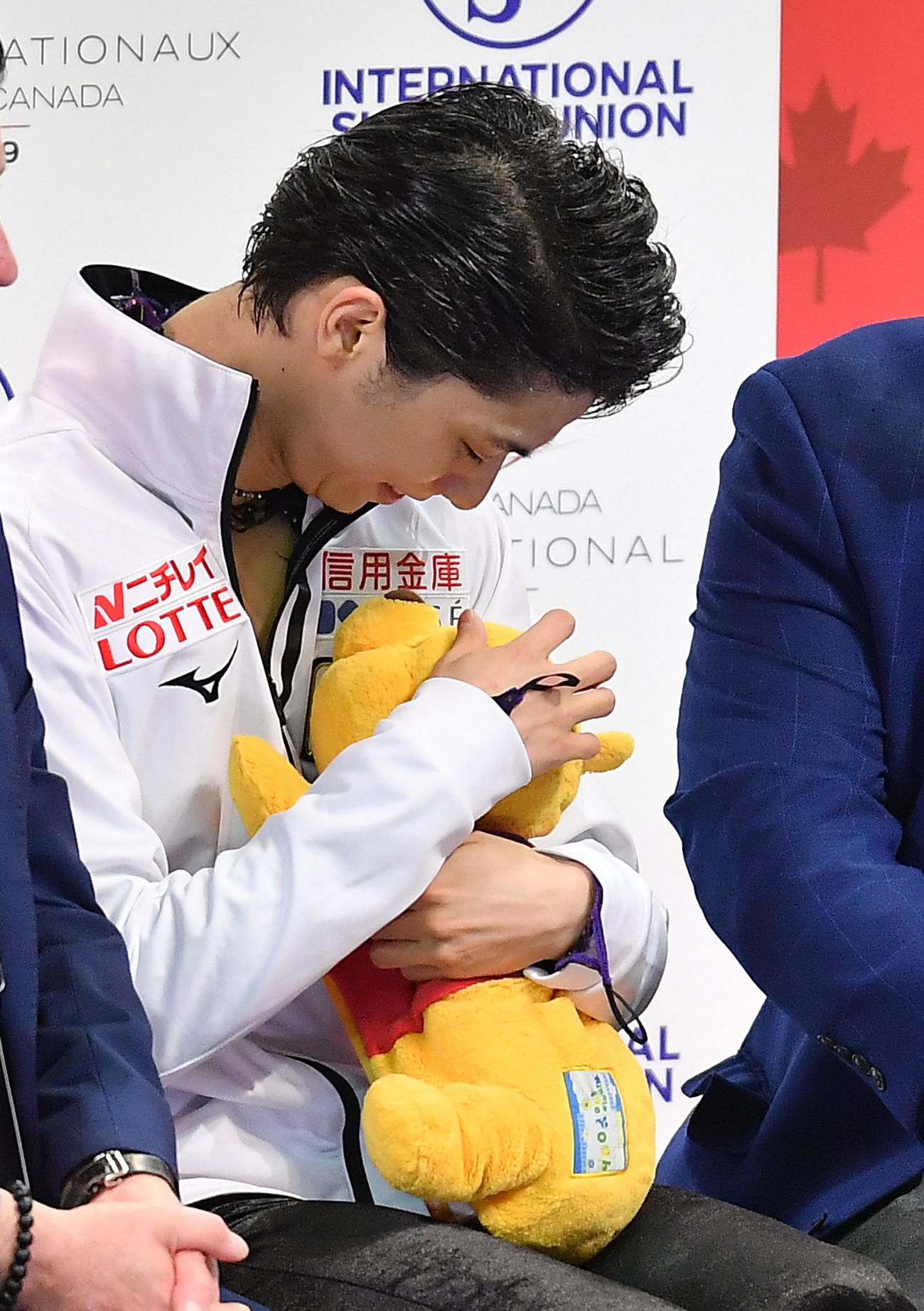 スケートカナダ・男子フリーの演技を終え、キスアンドクライでプーさんを抱きしめる羽生（2019年10月26日撮影）