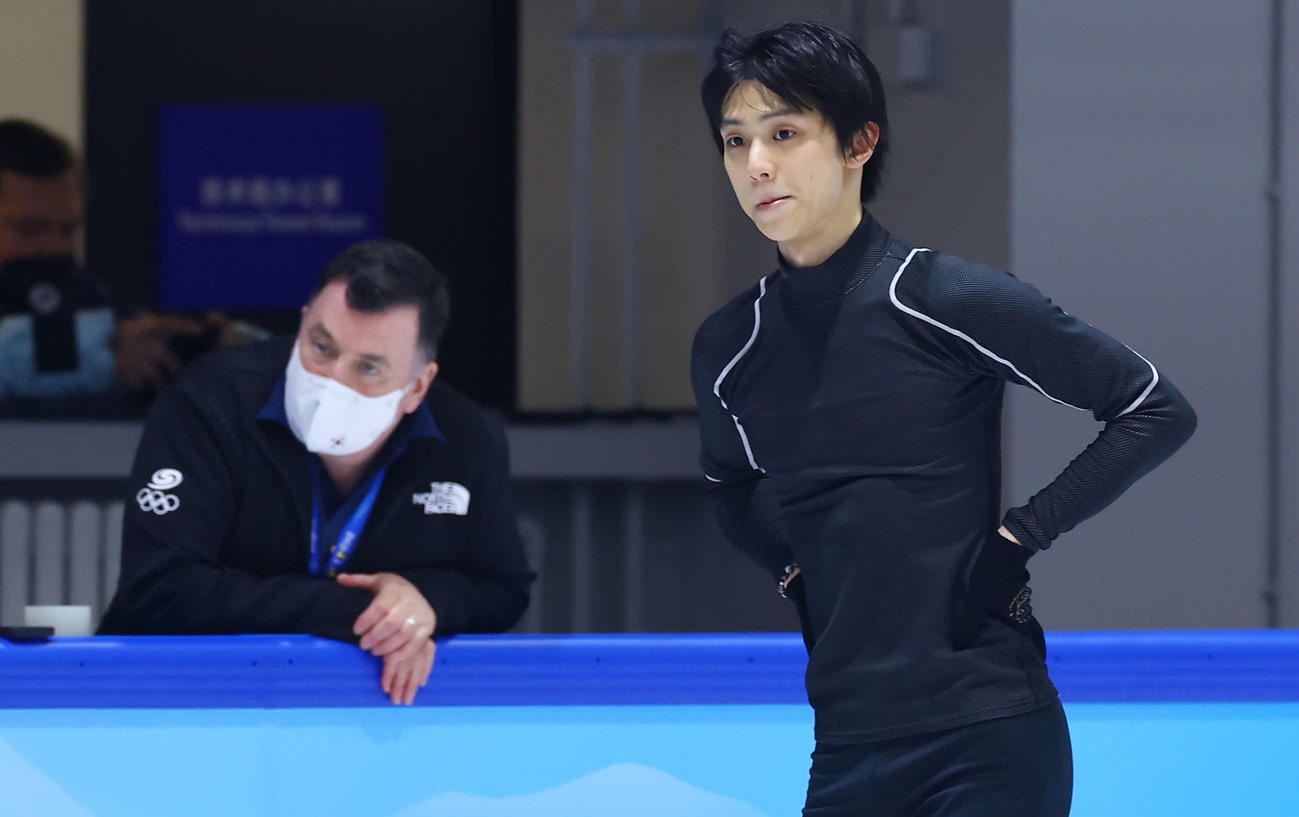 羽生結弦さん（右）とオーサー氏（22年2月撮影）