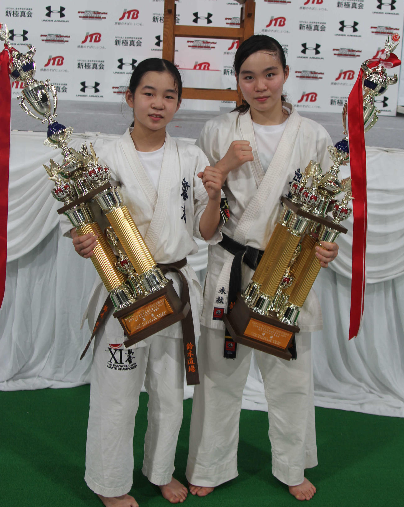 鈴木未紘と鈴木成実（右から）が7年連続「姉妹V」を達成した