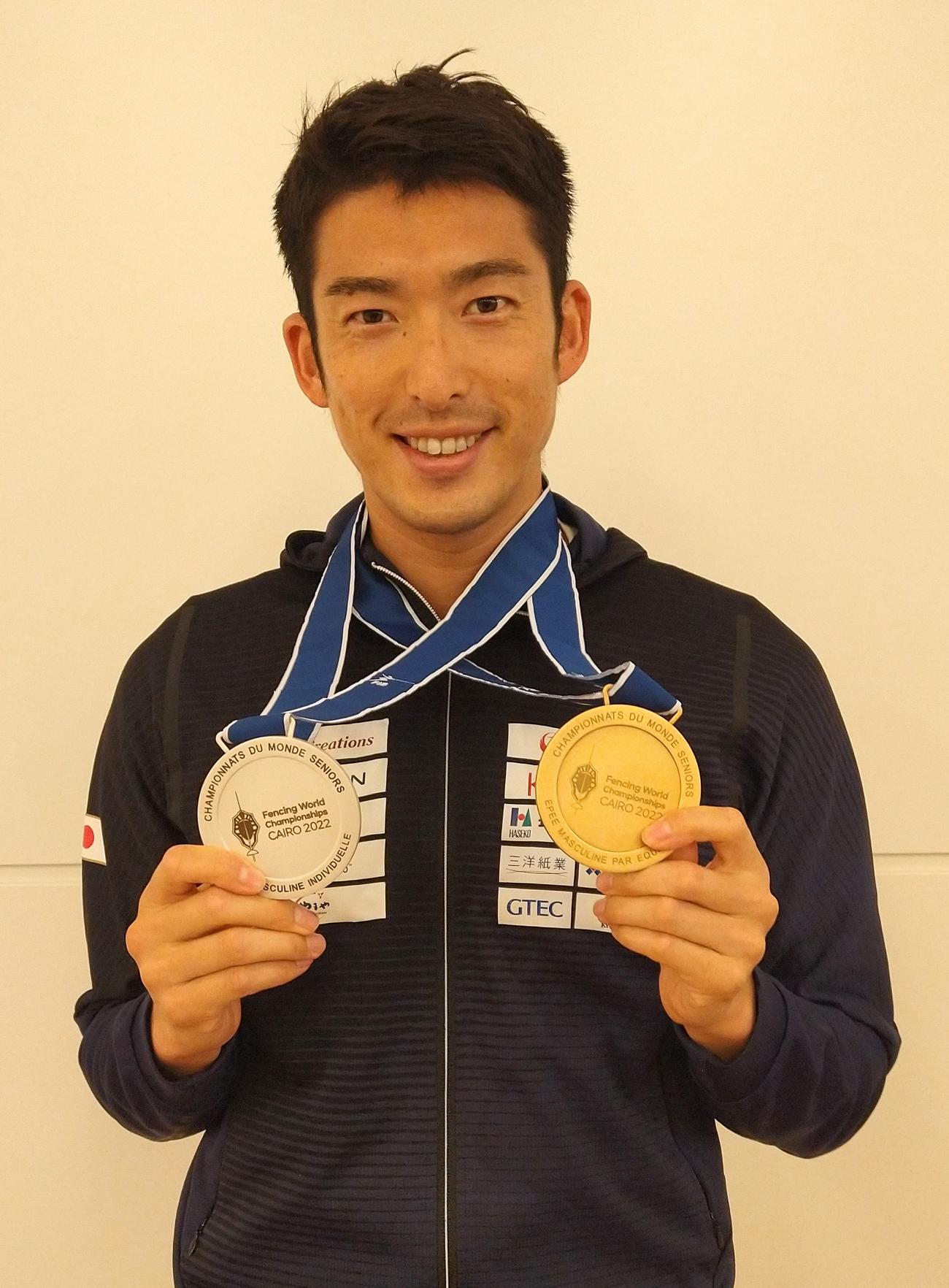 フェンシング世界選手権から帰国し、日本エペ初のメダルを披露する見延和靖。男子の個人銀、団体銅を獲得（撮影・木下淳）