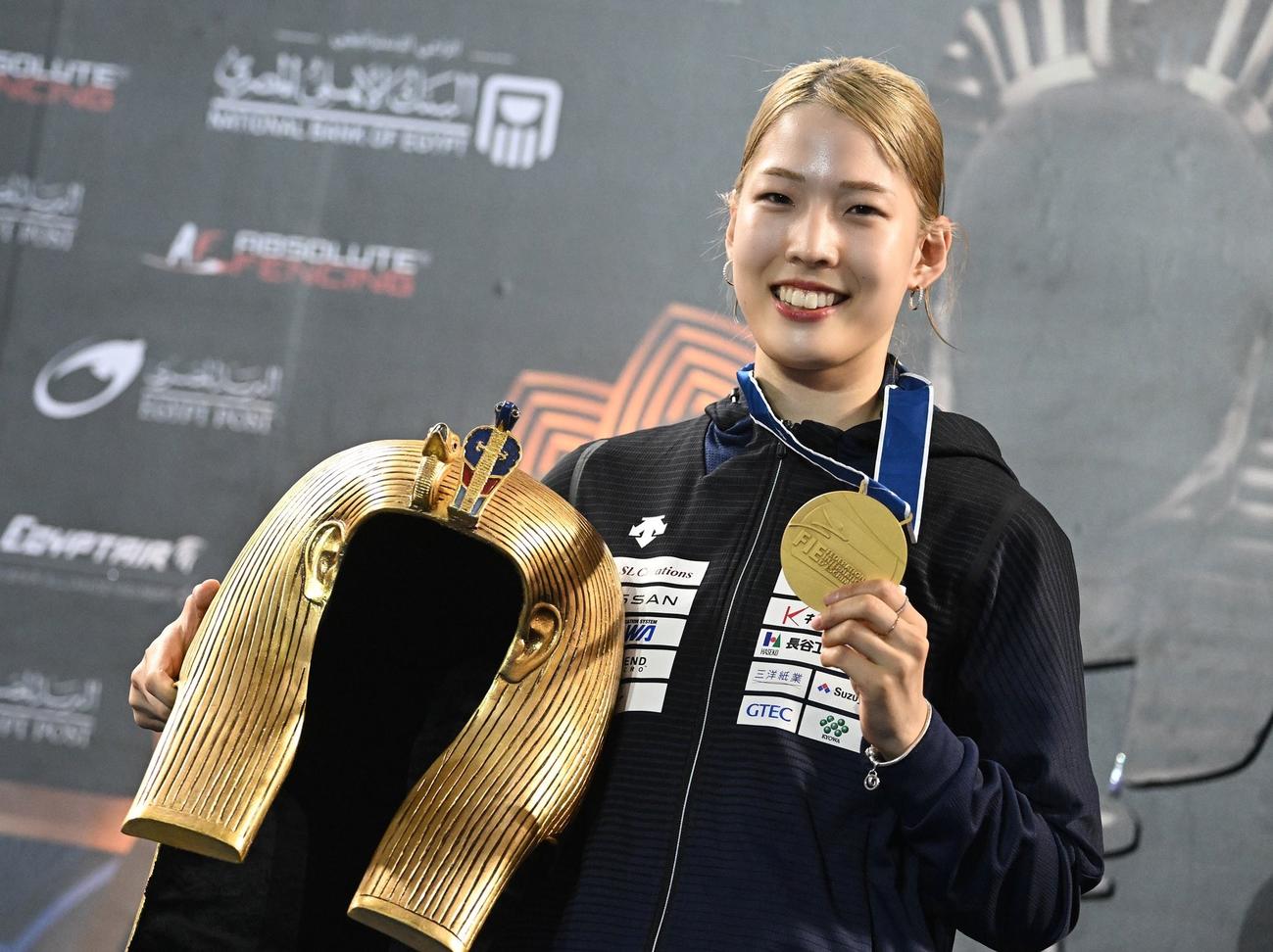 フェンシング世界選手権（カイロ）で日本の女子個人初、サーブル種目でも男女を通じて初の金メダルを獲得した江村美咲（日本協会提供）
