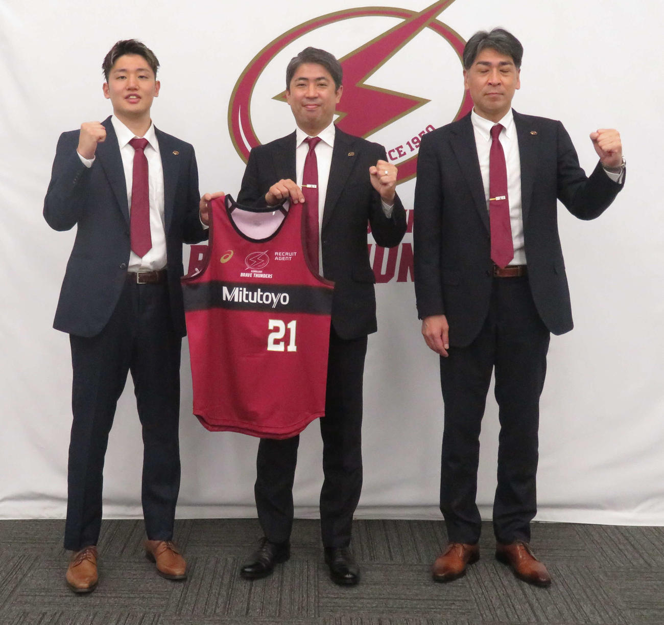 B1川崎ブレイブサンダースの入団会見を行った納見（左）。右は川崎北GM、中央は佐藤HC（撮影・松熊洋介）