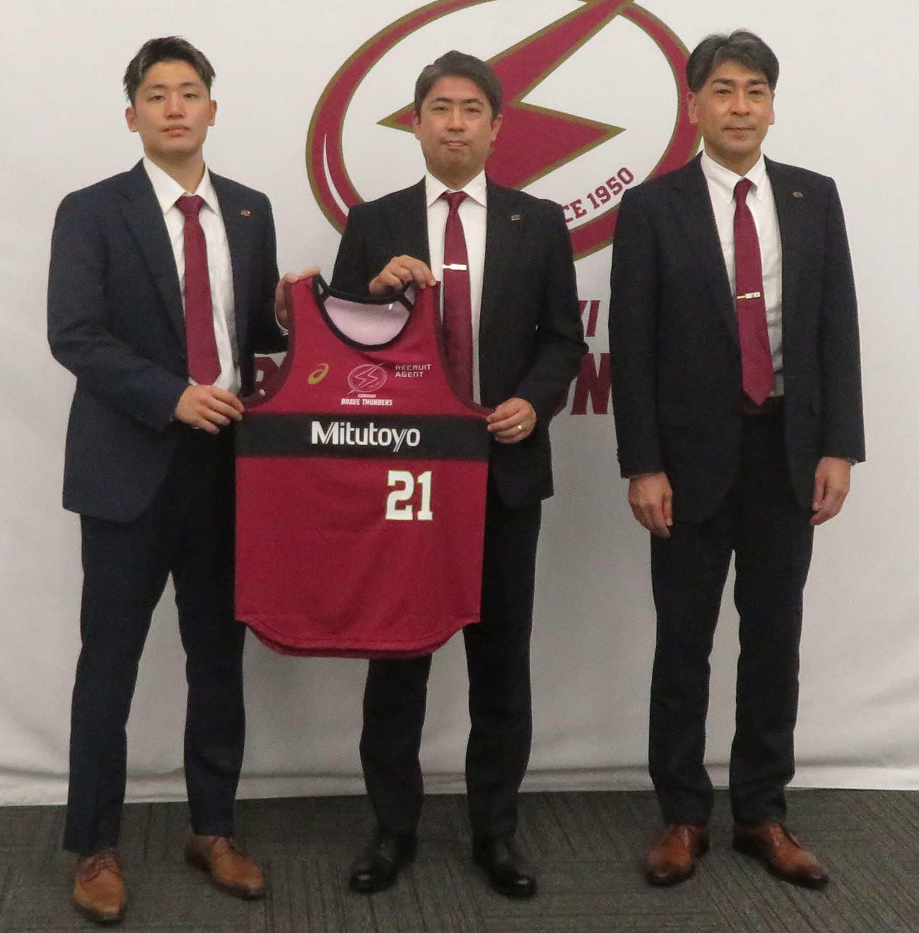 B1川崎ブレイブサンダースの入団会見を行った納見（左）。右は川崎北GM、中央は佐藤HC（撮影・松熊洋介）