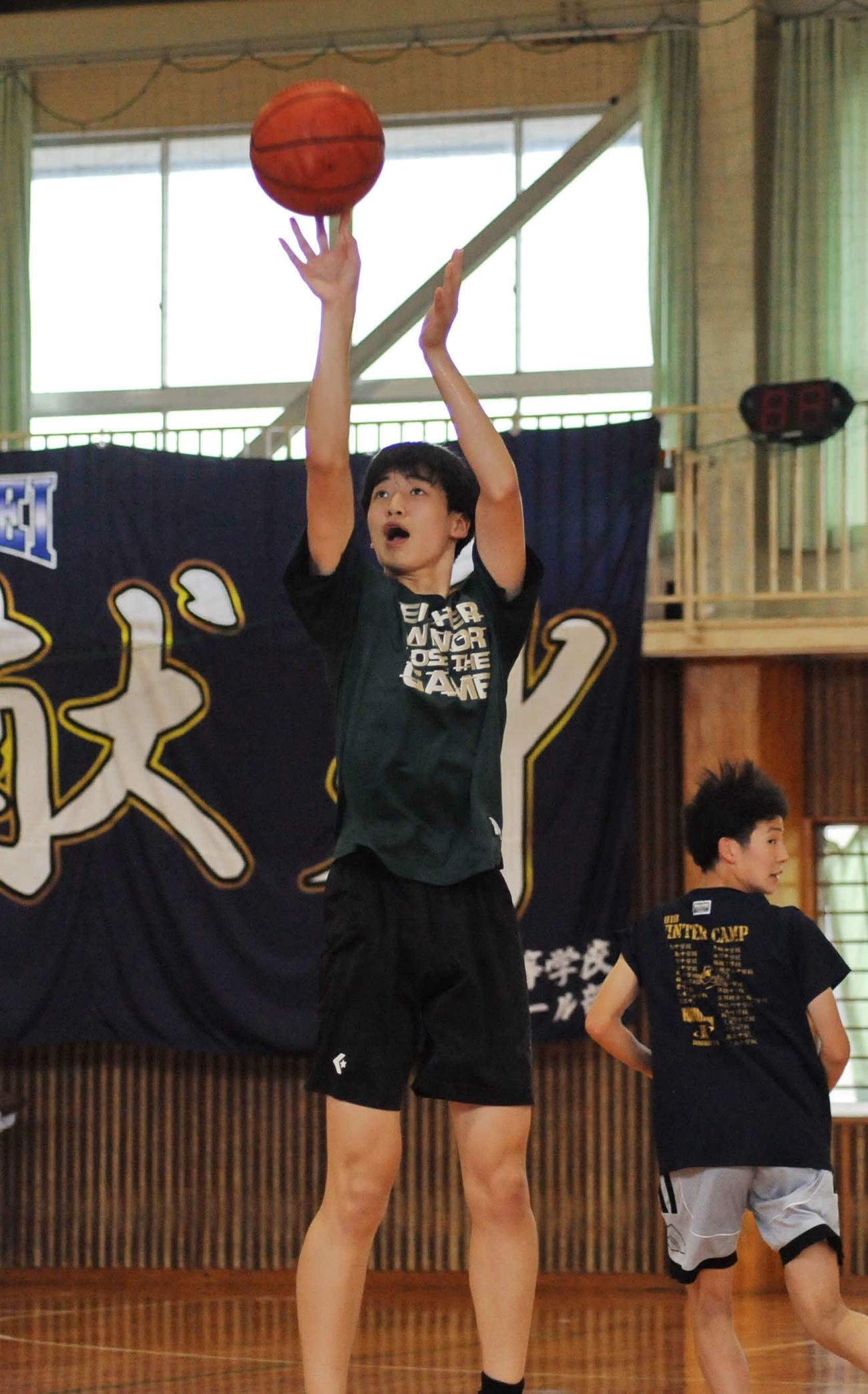 シュート練習する藤枝明誠の赤間